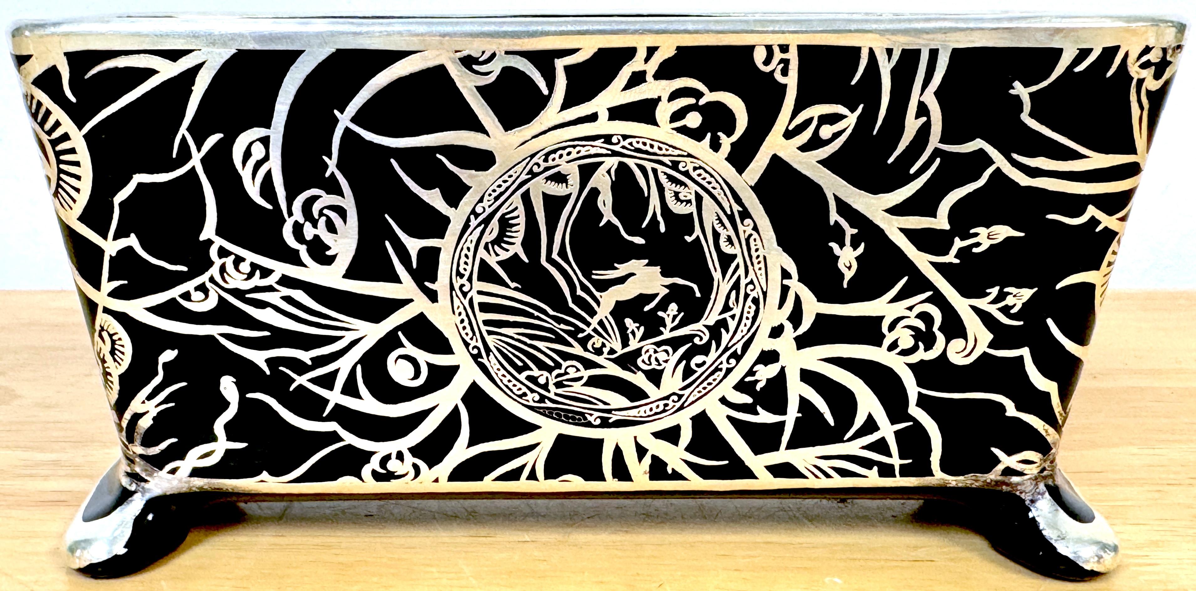 Vaso d'argento con sovrapposizione di ametista nera Art Deco Antelope Landscape della Rockewell Silver Company, fondata a Meriden, CT, 1905 

Un affascinante vaso Art Deco in vetro nero ametista con squisita sovrapposizione d'argento della Rockwell