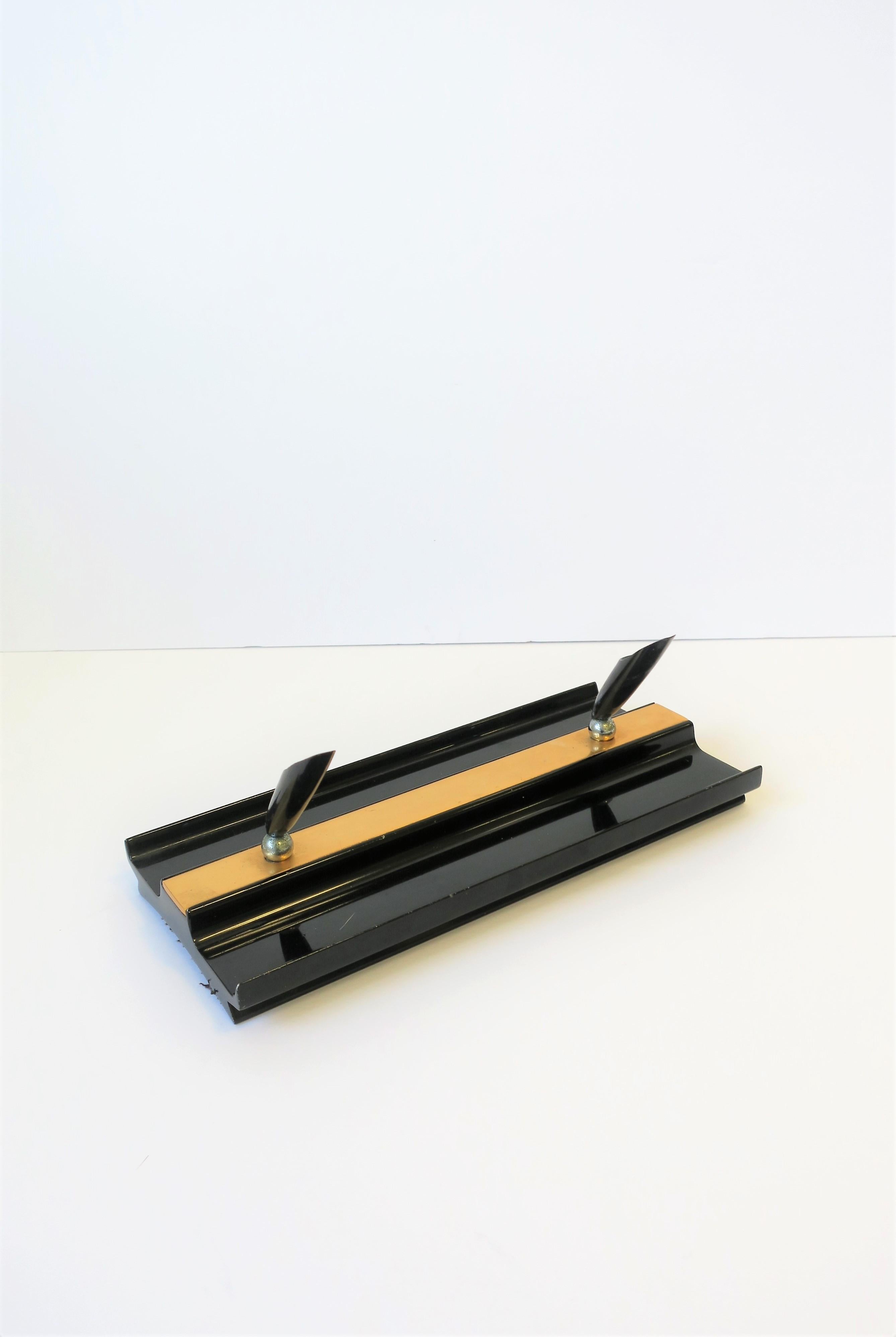 Ein schöner und substanzieller moderner schwarz-goldener Art-Déco-Stifthalter mit Messingakzent:: um 1970er Jahre. 

Die Abmessungen umfassen: 10 Zoll. W x 4.75 in. D x 1 in. H 

 