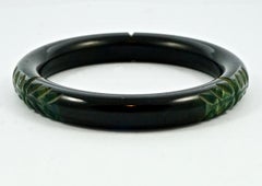 Art Deco Black and Marbled Green Carved Leaves Bakelite Bangle
