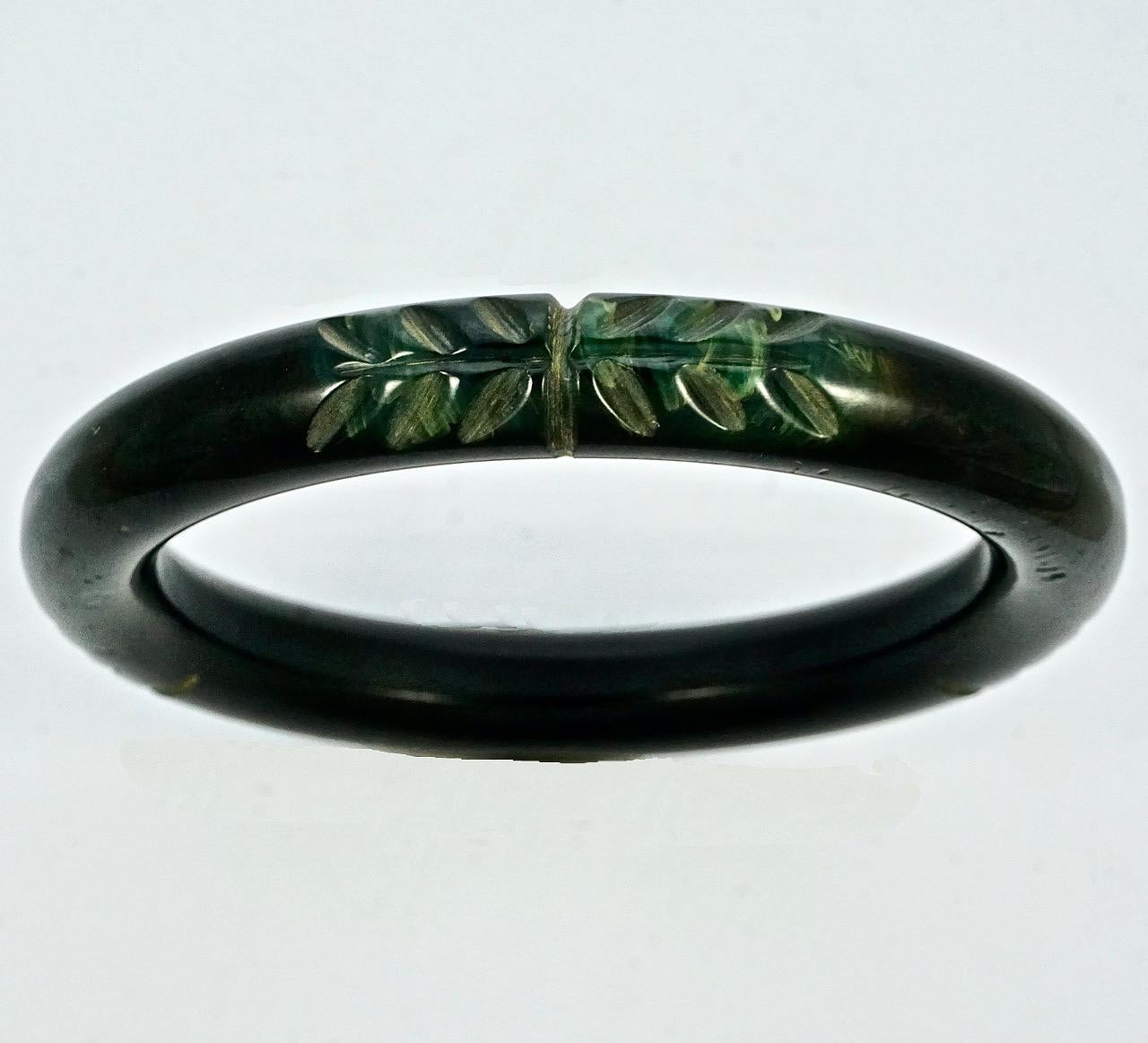 da uomo o donna Bangle in bachelite con foglie intagliate in nero e verde marmorizzato Art Déco in vendita