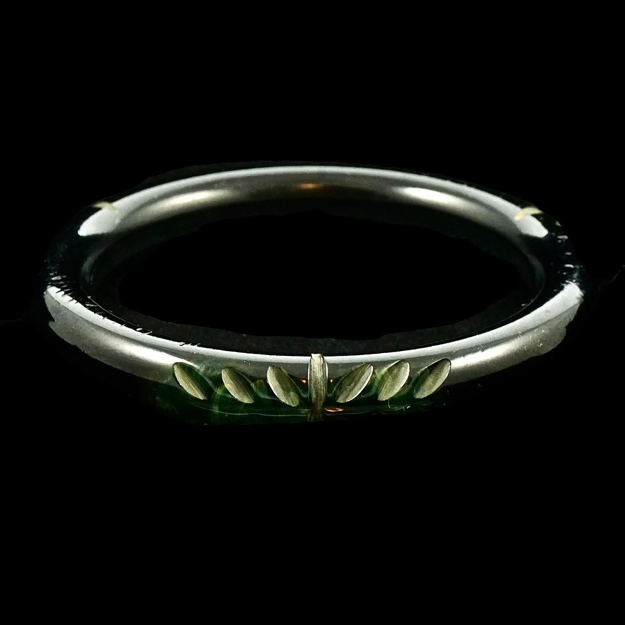 Art Deco Black and Marbled Green Carved Leaves Bakelite Bangle In Good Condition For Sale In London, GB