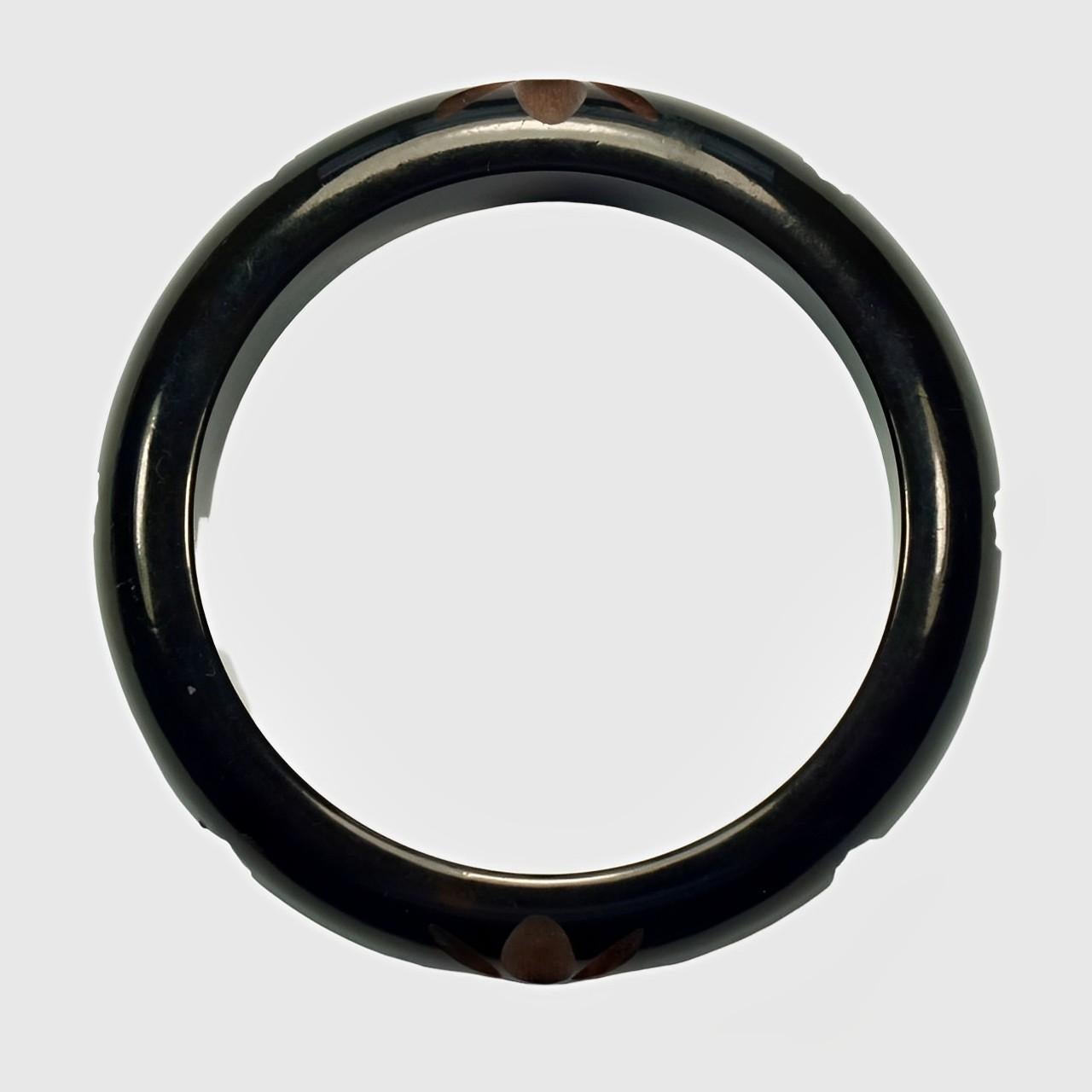Bracelet en bakélite noir et brun moyen sculpté Art Deco Unisexe en vente