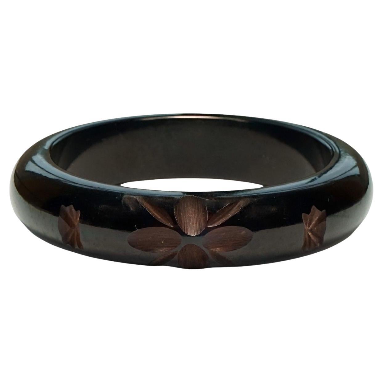 Bracelet en bakélite noir et brun moyen sculpté Art Deco en vente