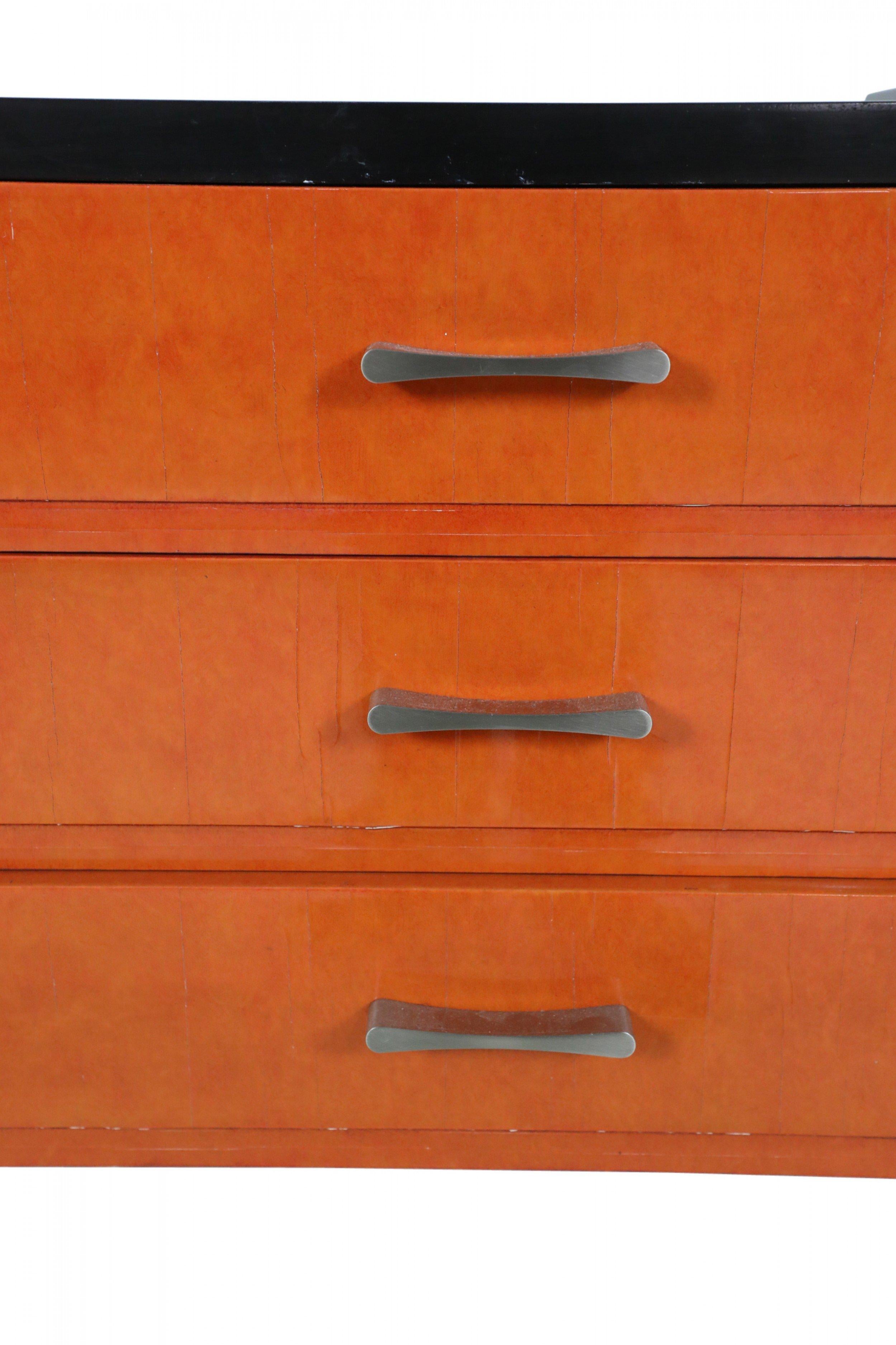 Cassettiera a 3 cassetti dipinta in nero e arancione Art Deco con gambe anteriori smussate in vendita 4
