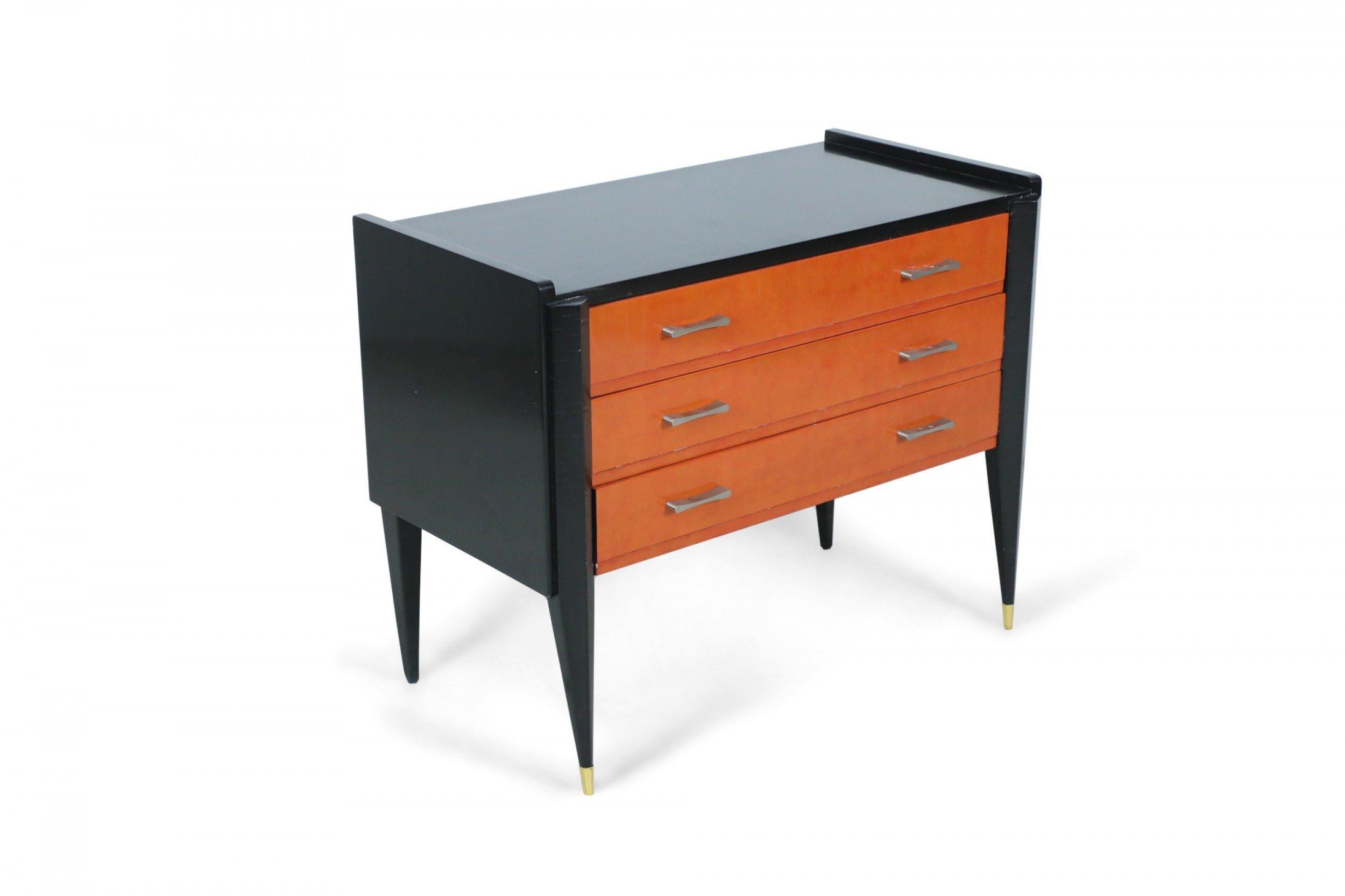Legno Cassettiera a 3 cassetti dipinta in nero e arancione Art Deco con gambe anteriori smussate in vendita