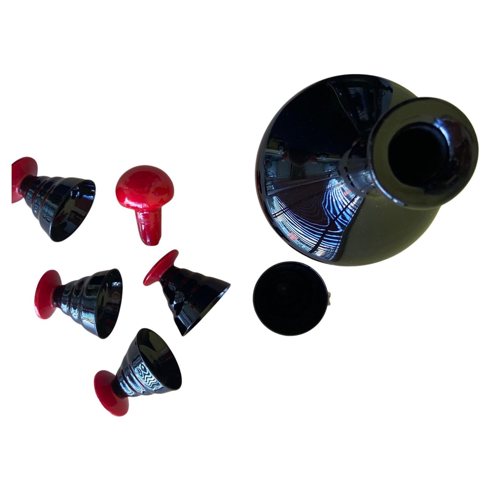 italien Service à liqueur Art Déco en verre de Murano noir et rouge, carafe et 5 verres en vente