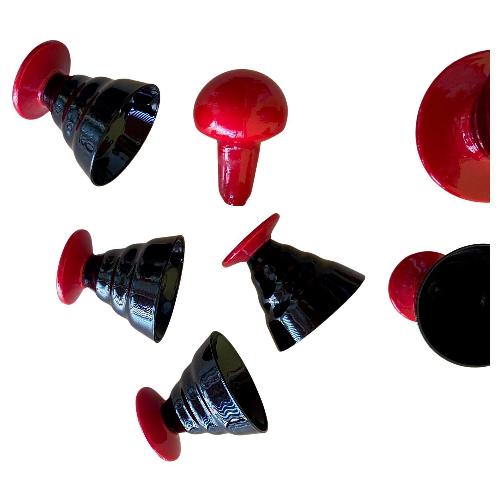 20ième siècle Service à liqueur Art Déco en verre de Murano noir et rouge, carafe et 5 verres en vente