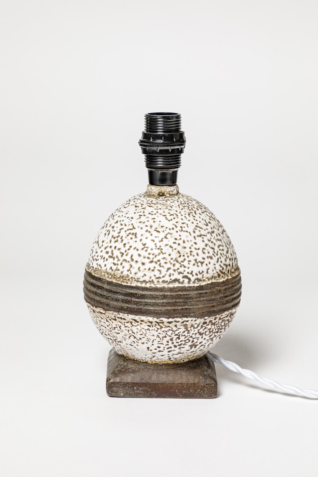Dans le style de Jean Besnard

Lampe de table Art déco en céramique blanche et noire

réalisé vers 1930

Le système électrique est neuf et en bon état.

Hauteur en céramique 16 cm
Hauteur totale avec système électrique 21 cm
Grand 12 cm