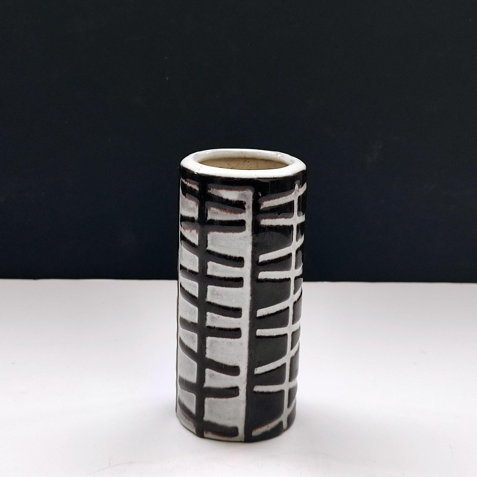 A lovely Art Deco ceramic vase in black and white,  with a cylinder shape and geometric pattern, by Ingrid Atterberg for Uppsala Ekeby, decorated by hand .
Good overall original condition with normal wear.
Height 12 cm.