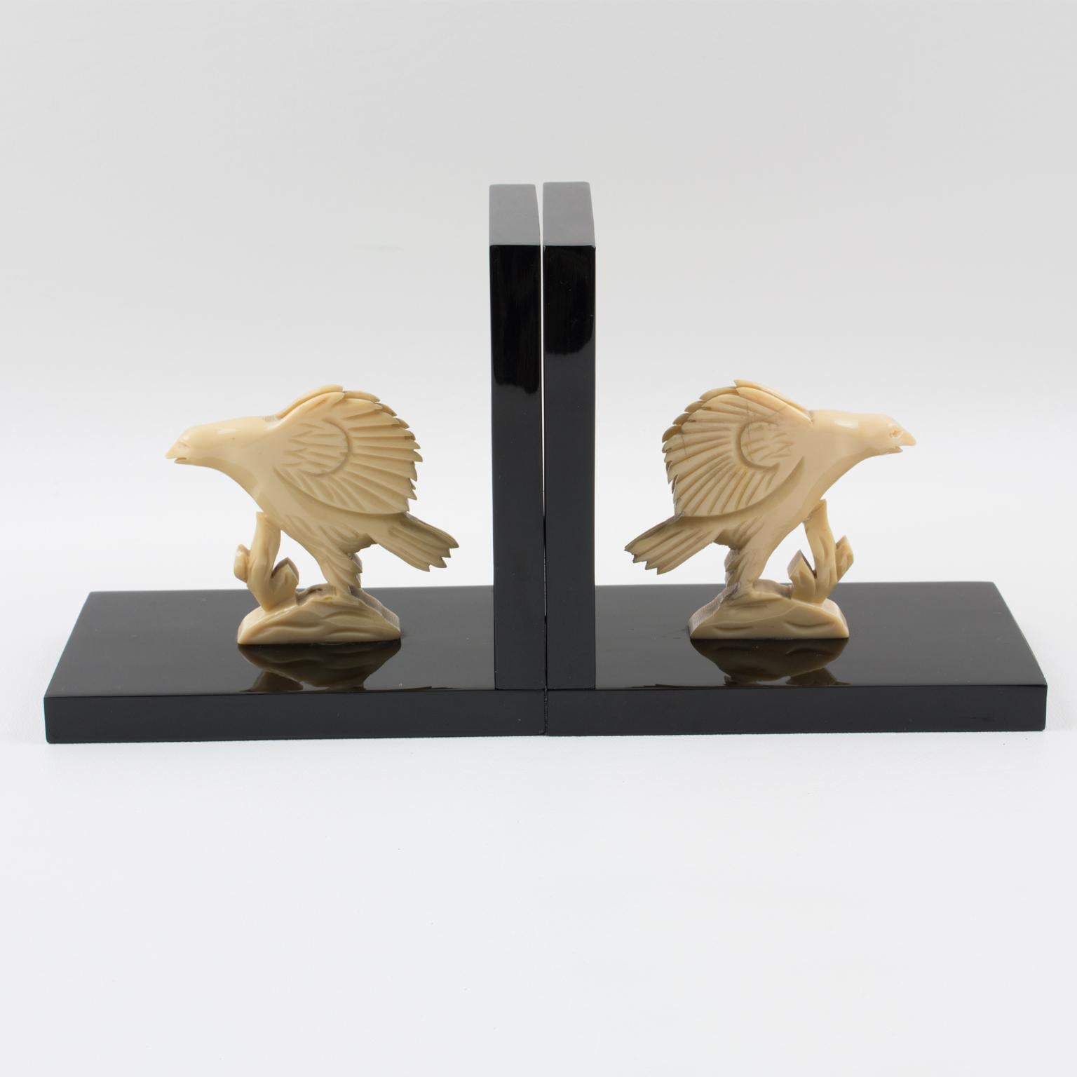 Sujetalibros Escultura Art Decó Águila Galalith en blanco y negro, circa 1930 en venta 5