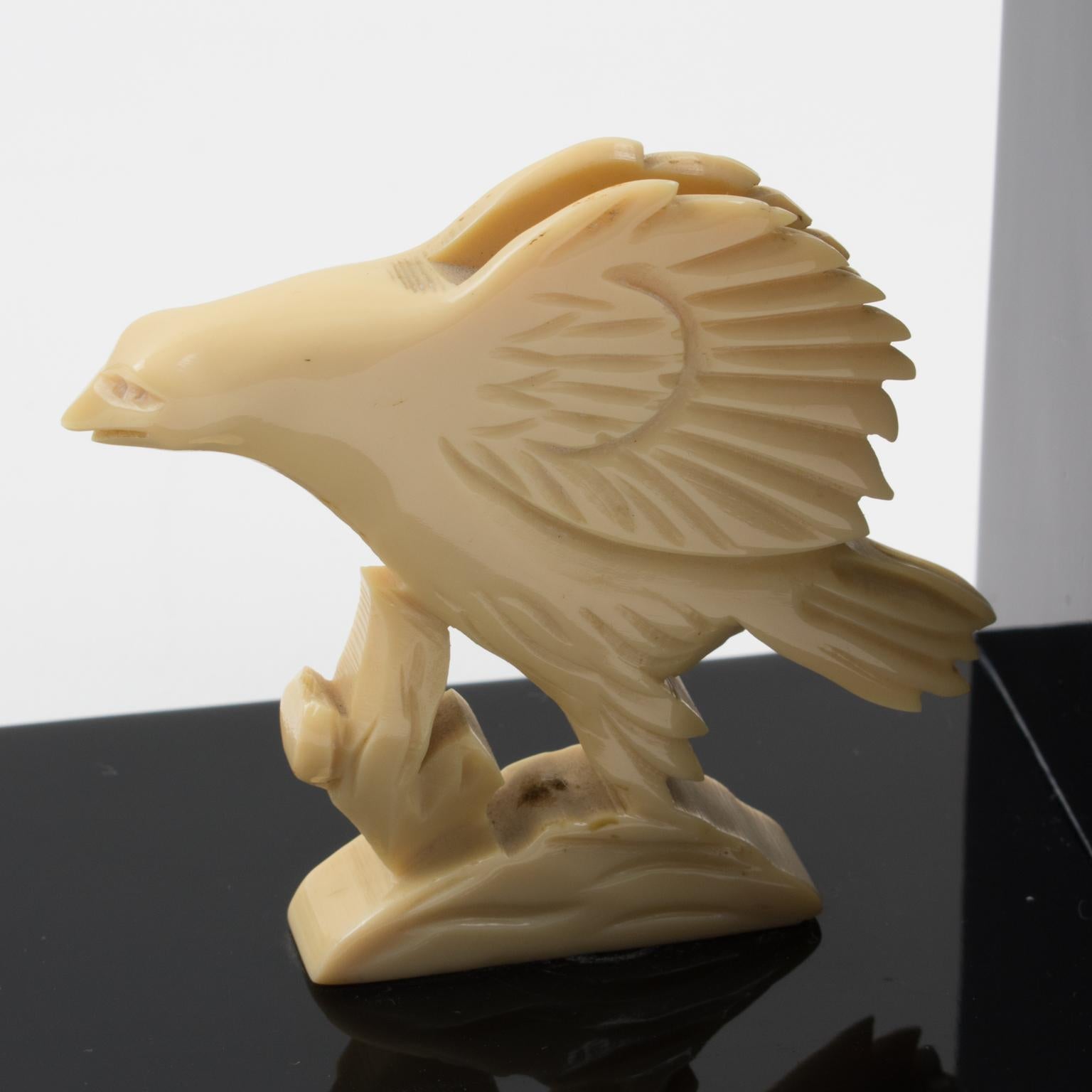 Sujetalibros Escultura Art Decó Águila Galalith en blanco y negro, circa 1930 en venta 1