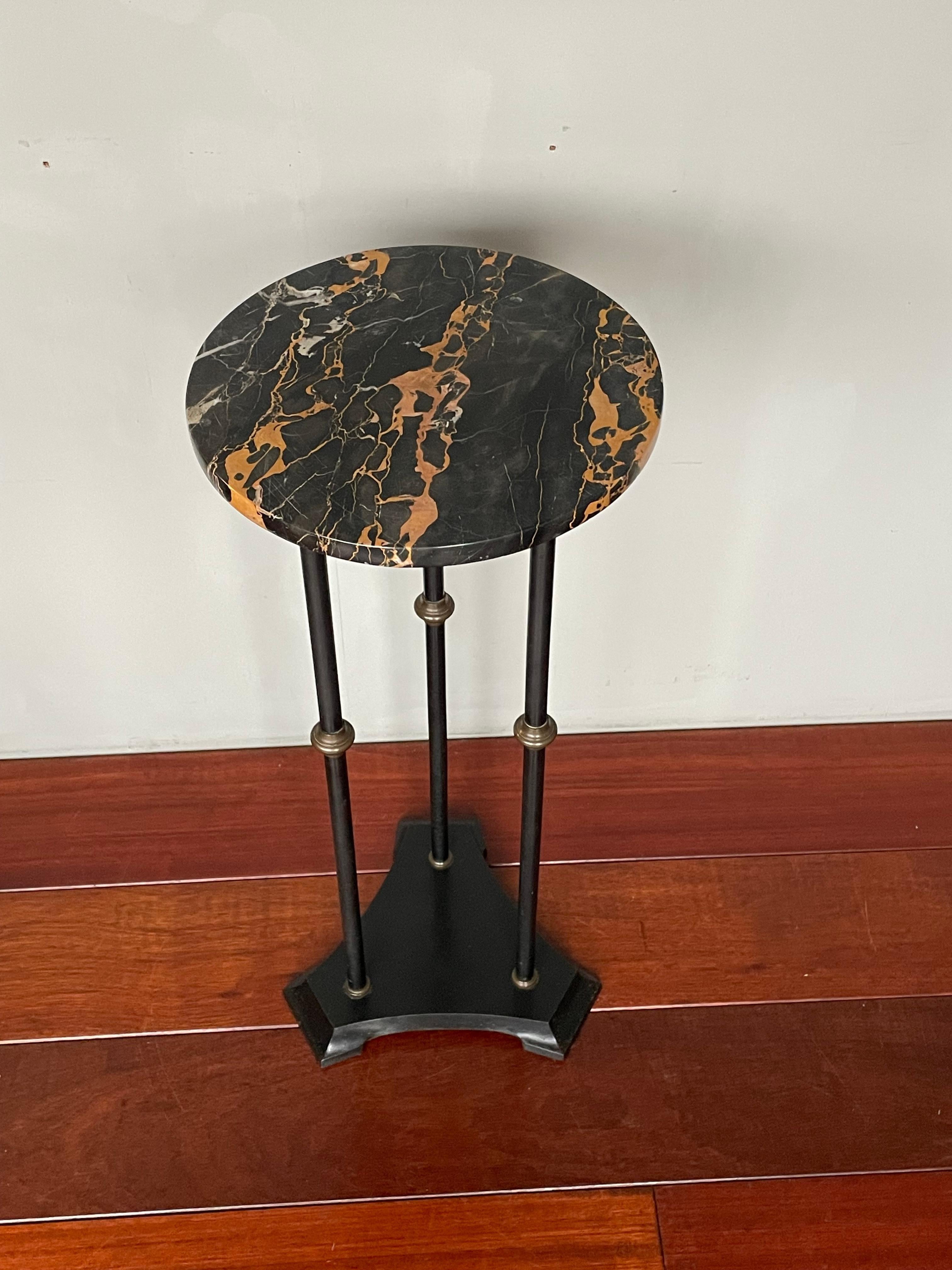 Art Deco Black Cast Iron Pedestal Table / Sculpture Stand w. Atemberaubende Marmorplatte (Geschwärzt) im Angebot