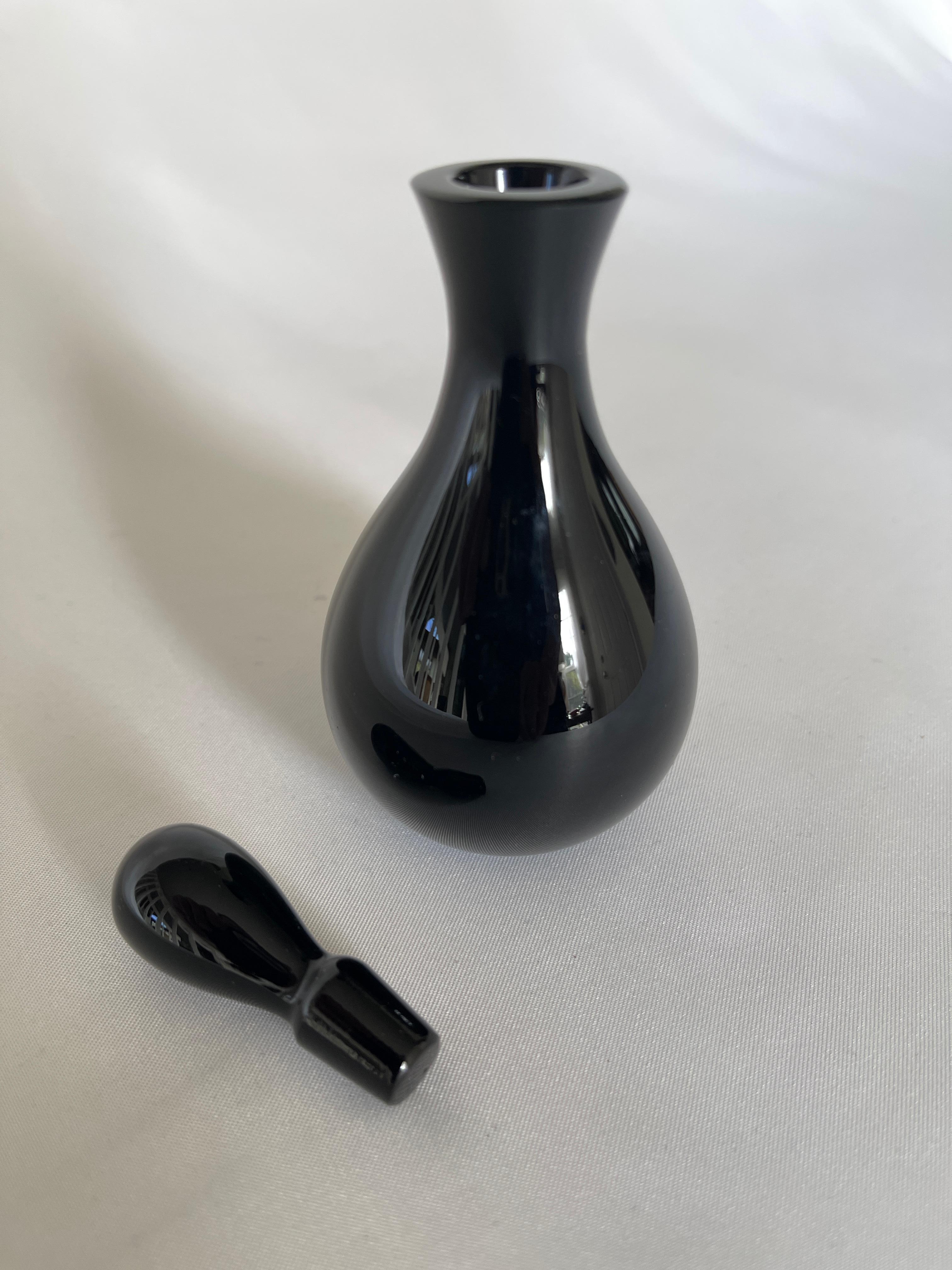Français Flacon de parfum en verre taillé noir Art Déco en vente