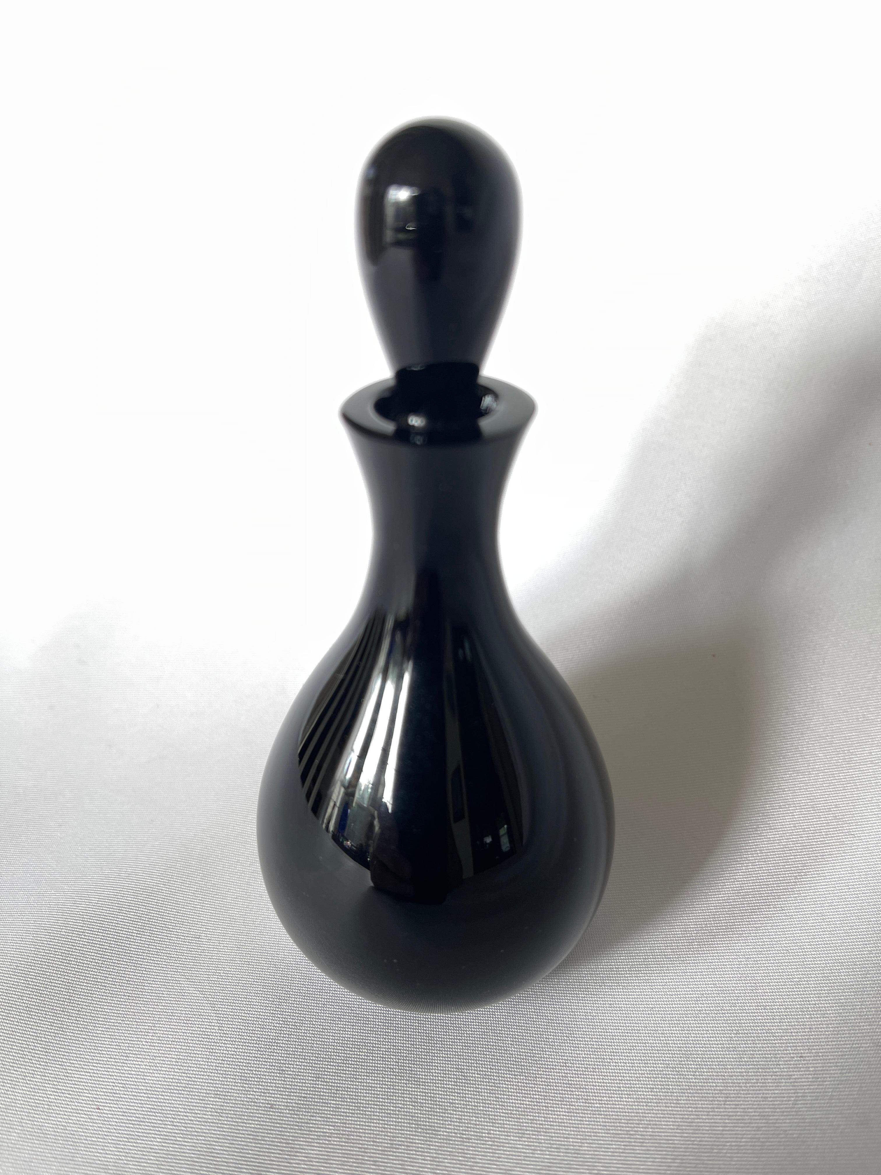 Verre d'art Flacon de parfum en verre taillé noir Art Déco en vente