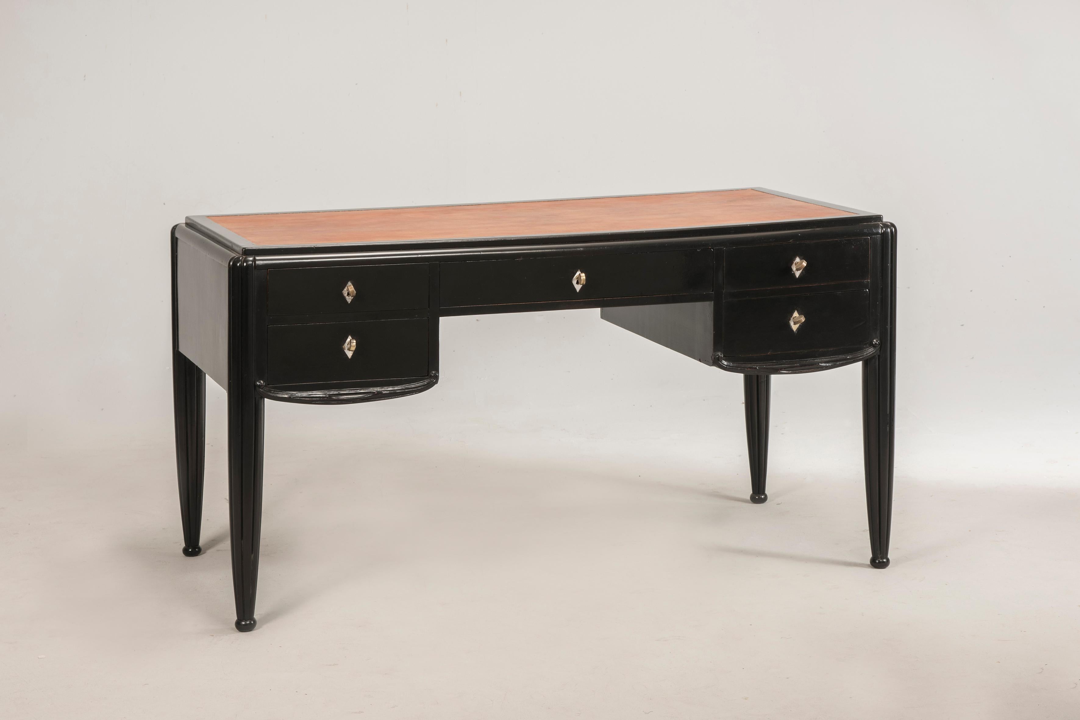 Art Deco black ebonized wood leather top desk. Original hardware. Five drawers. Suitable to be placed in the centre of the room.
Size : D 77 cm, W 143 cm, H 78.5 cm / D 30.31 inches , W 56.29 inches, H 30.90 inches
Restoration: Conservative -