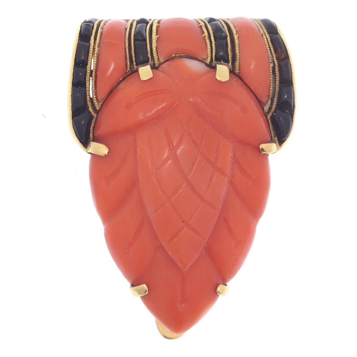 Women's or Men's Truly Magnificent Art Deco Clip, typical Japonism, Coral and Carre cut Onyx For Sale