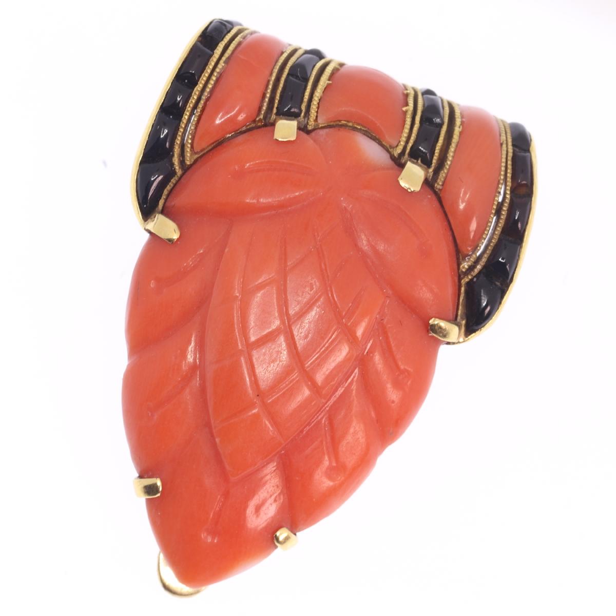 Truly Magnificent Art Deco Clip, typical Japonism, Coral and Carre cut Onyx For Sale 1