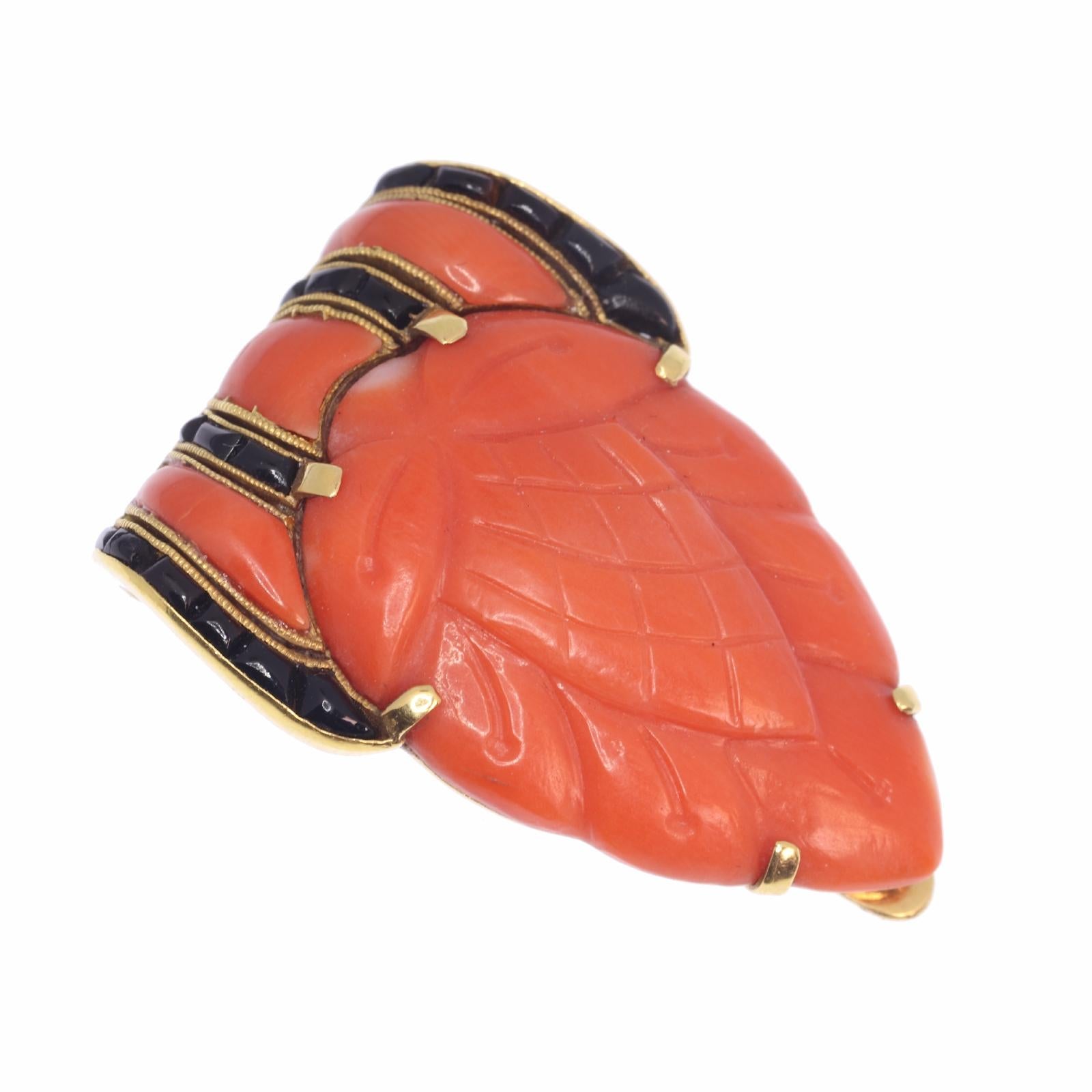 Truly Magnificent Art Deco Clip, typical Japonism, Coral and Carre cut Onyx For Sale 2