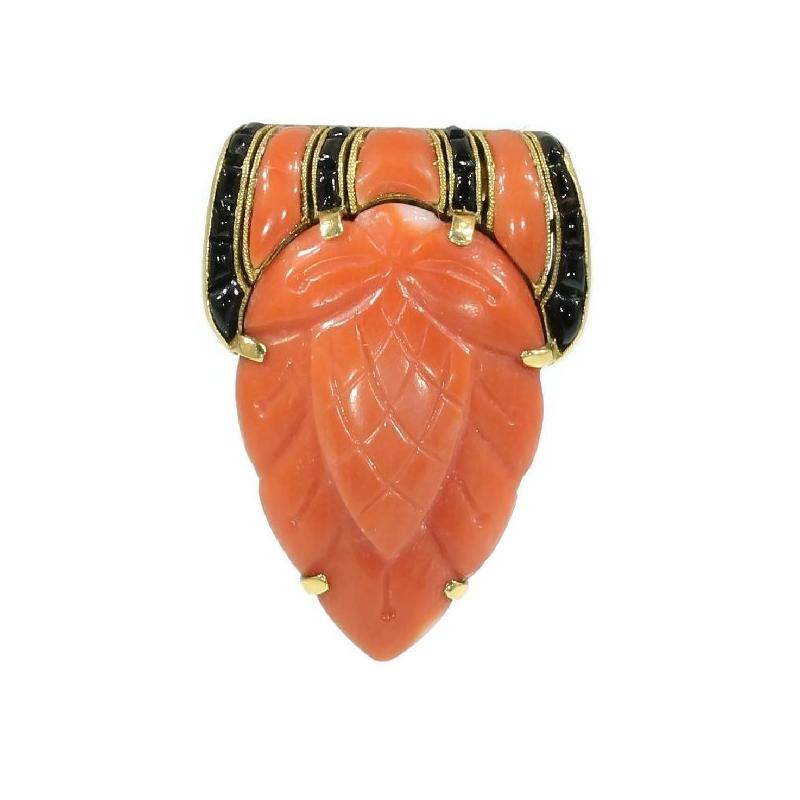 Truly Magnificent Art Deco Clip, typical Japonism, Coral and Carre cut Onyx For Sale