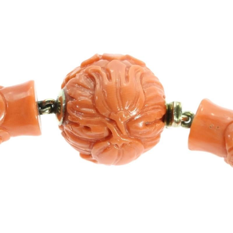 Art Deco Black Enamel Coral Beaded Bracelet, Japanese Style Engravings In Good Condition For Sale In Antwerp, BE