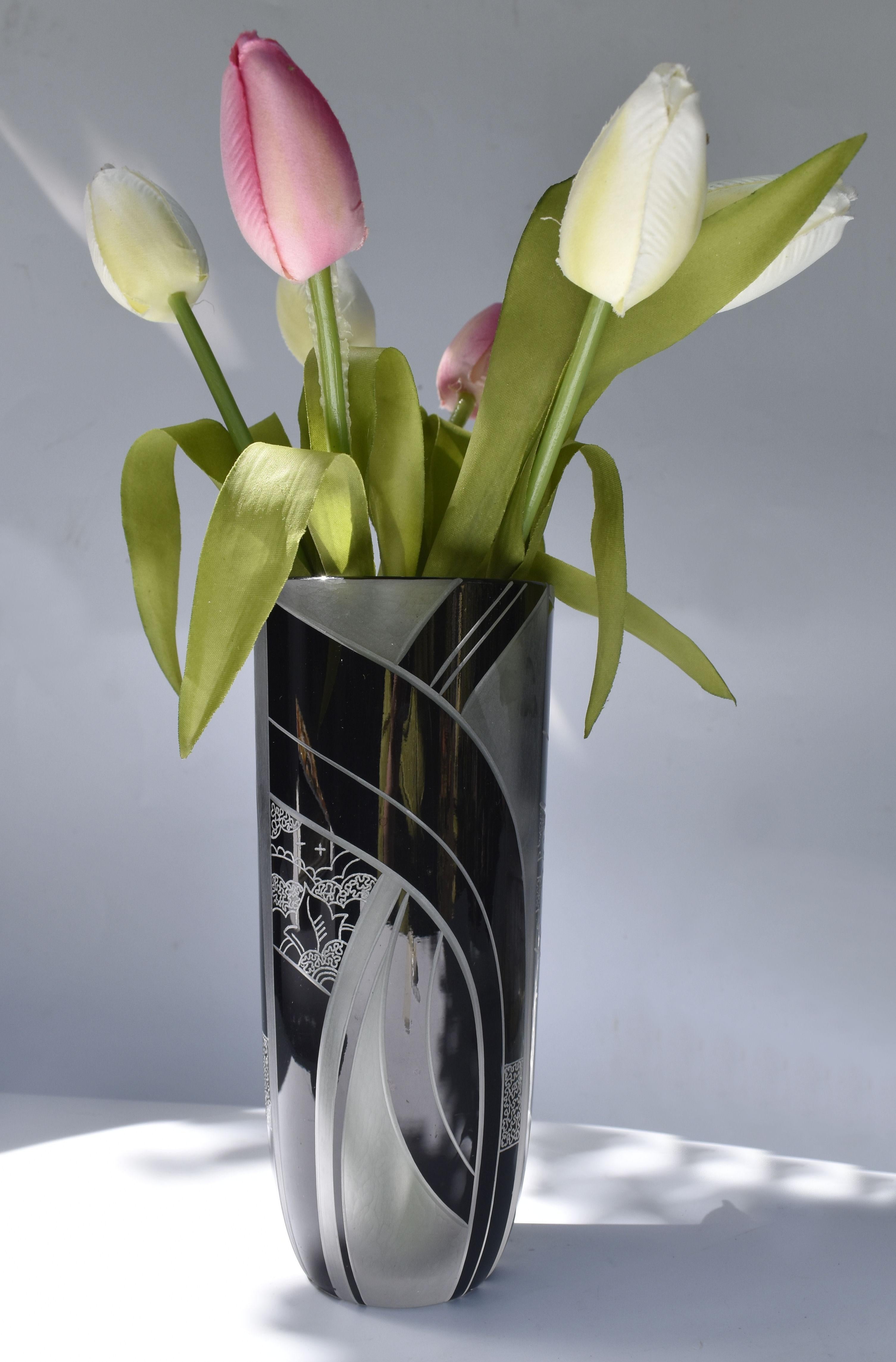 D'une hauteur de 20 cm, nous vous proposons ce vase exceptionnel en verre Art déco des années 1930, et quel joyau ! C'est d'une élégance magnifique, avec la plus glorieuse des décorations géométriques. Verre clair et dépoli, décoration en émail noir