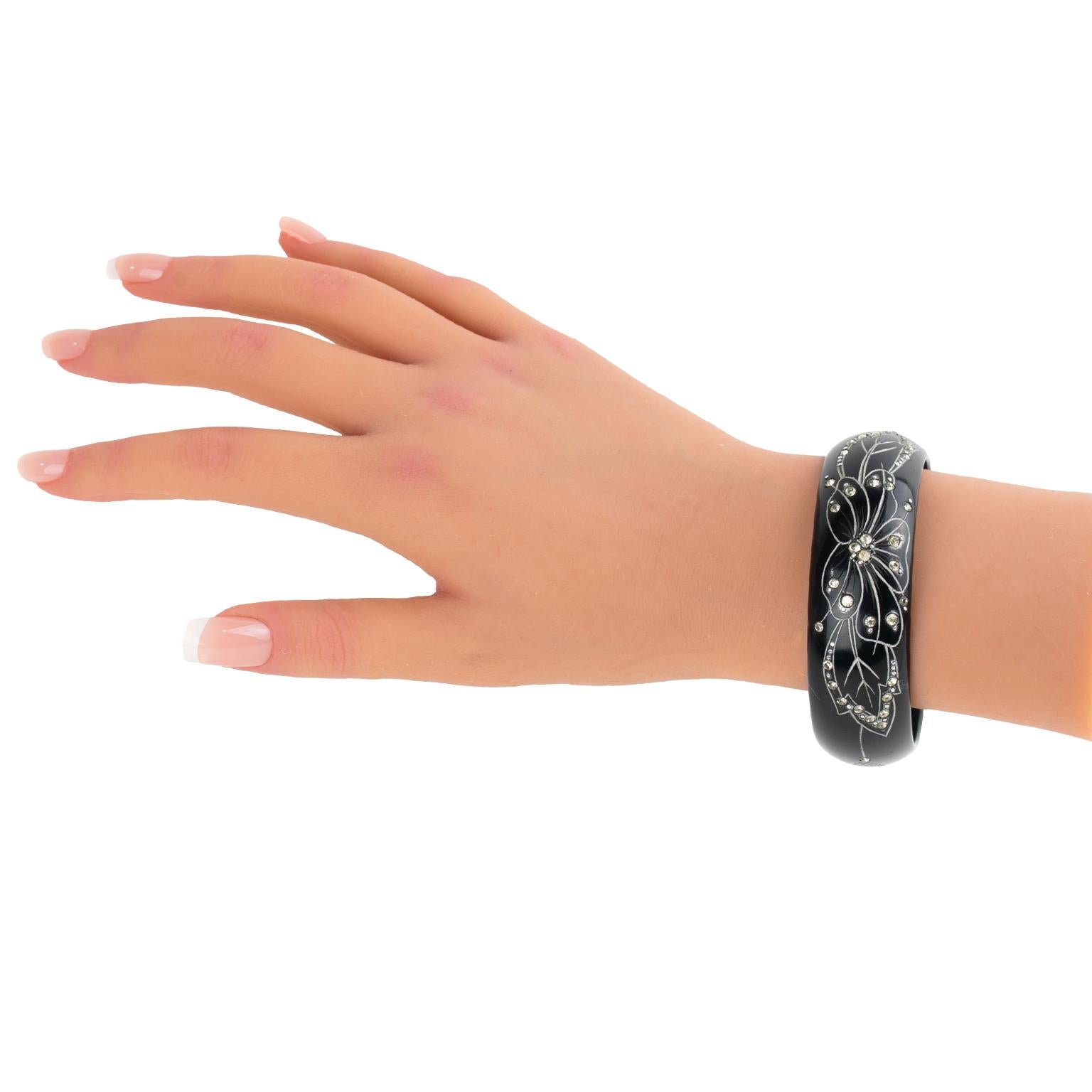 Art Deco Black Galalith Jewellers Bangle with Carved Floral Design en vente 6