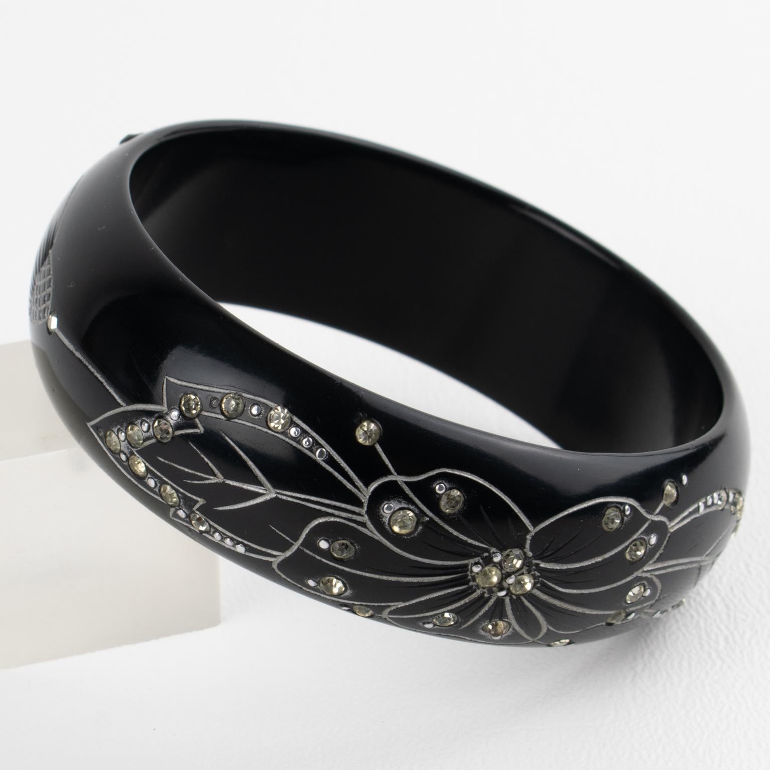 Art déco Art Deco Black Galalith Jewellers Bangle with Carved Floral Design en vente