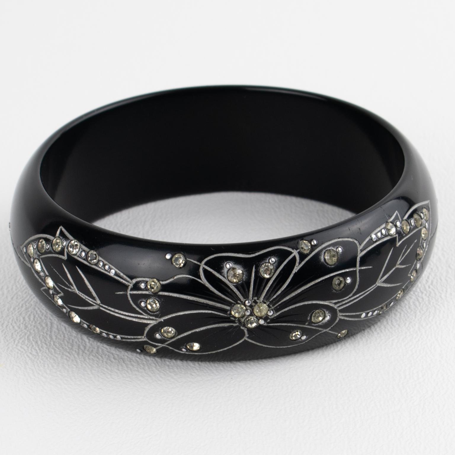 Art Deco Black Galalith Jewellers Bangle with Carved Floral Design Bon état - En vente à Atlanta, GA