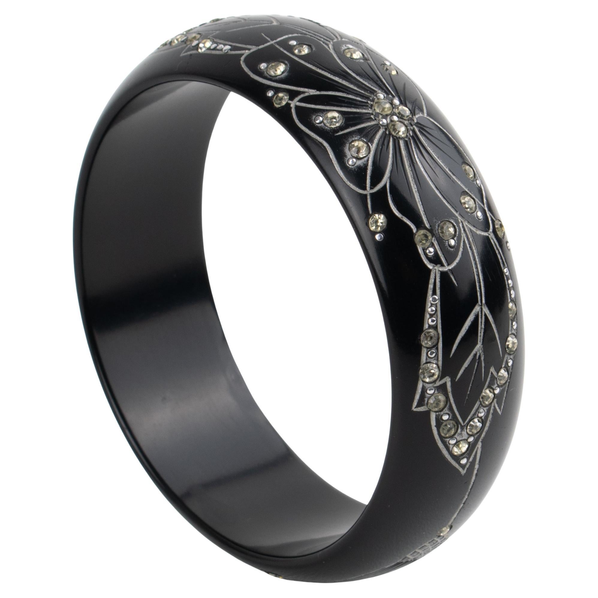 Pulsera brazalete Art Decó de Galalith negro con diseño floral tallado