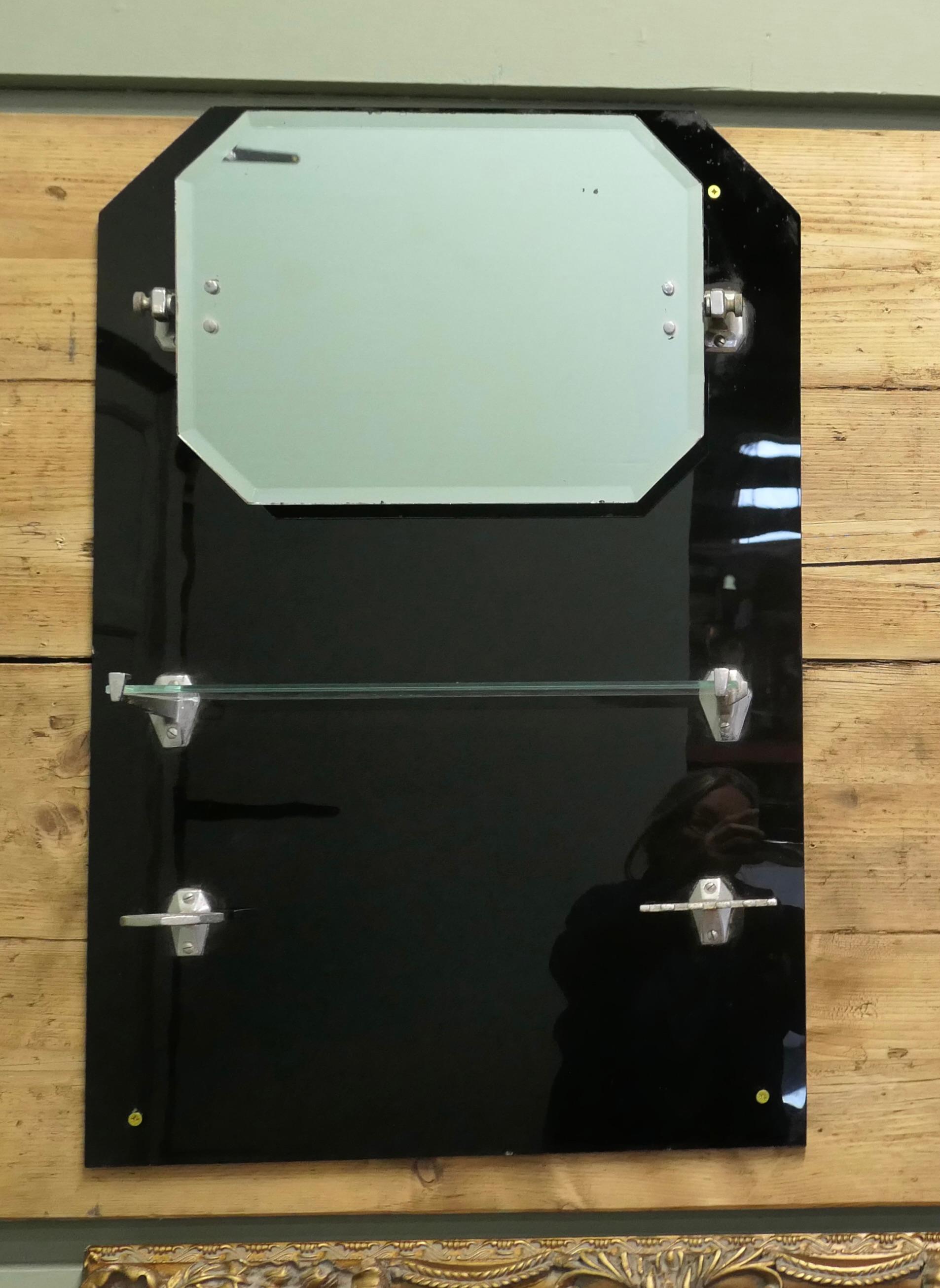 Art Deco Black Glass and Chrome Bathroom Mirror (miroir de salle de bain en verre noir et chrome) 

Une belle pièce avec un dosseret en verre noir, un miroir de rasage pivotant, une étagère, un mug à dents et un porte-brosses.
Le dosseret a une
