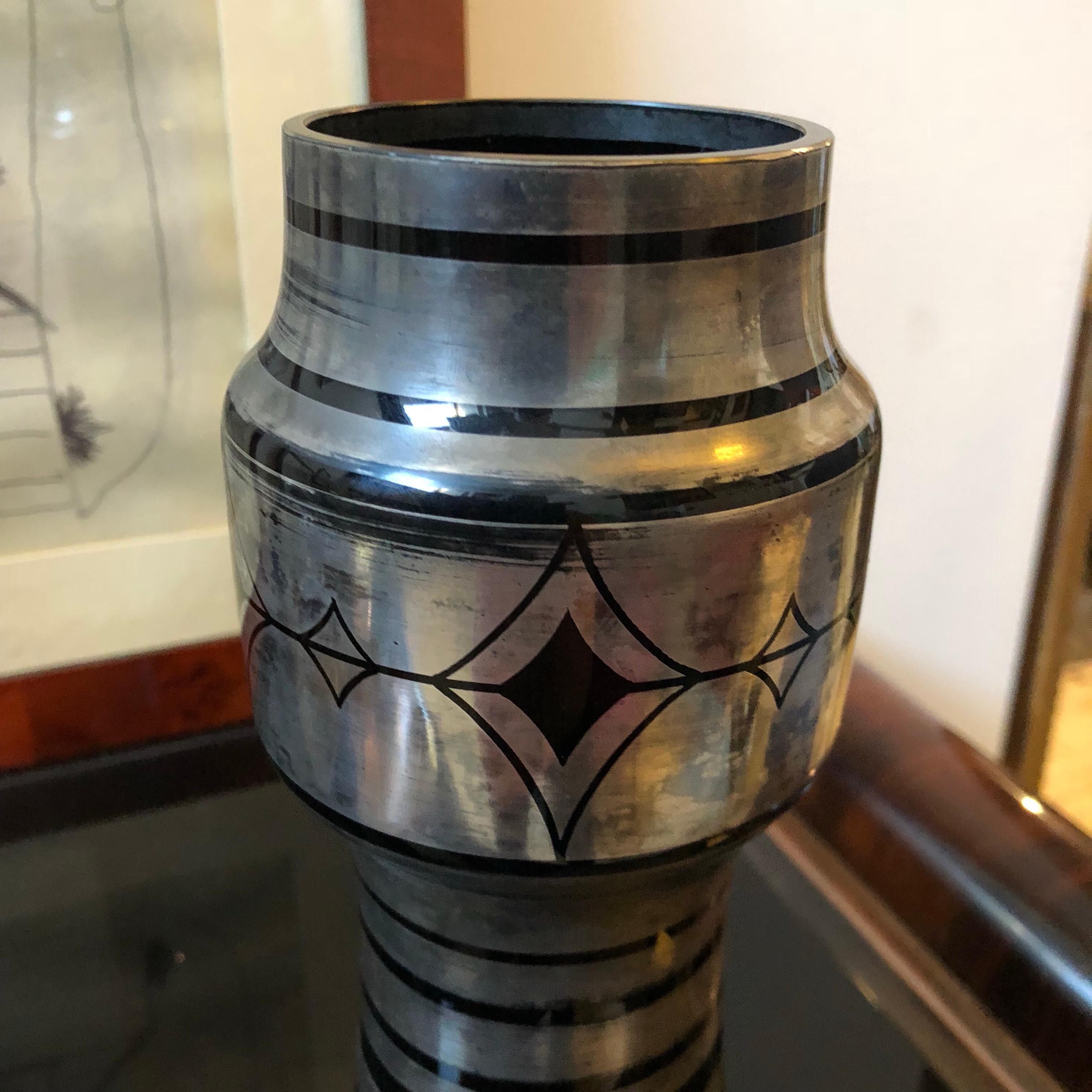 Stylish Art Deco black glass vase, made in Italian the 1930s, in good conditions.