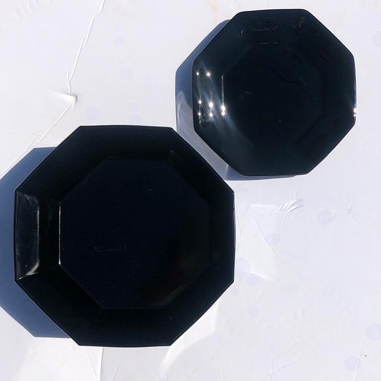 Français Ensemble de 5 assiettes plates et bols octogonaux en verre noir du milieu du siècle dernier, France en vente