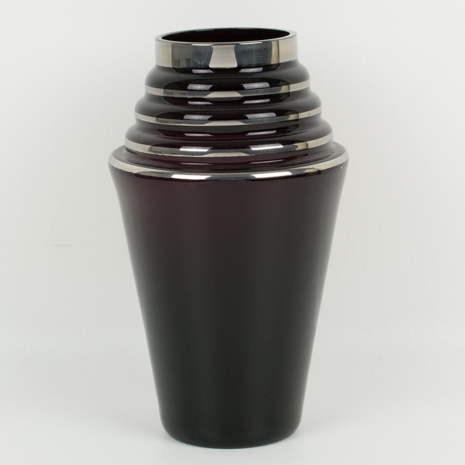 Diese hübsche schwarze Glasvase aus den 1930er Jahren im französischen Art déco-Stil ist rundherum mit einer silbernen Dekoration mit geometrischen Mustern versehen. Bitte beachten Sie, dass die genaue Farbe des Glasmaterials dieser typischen