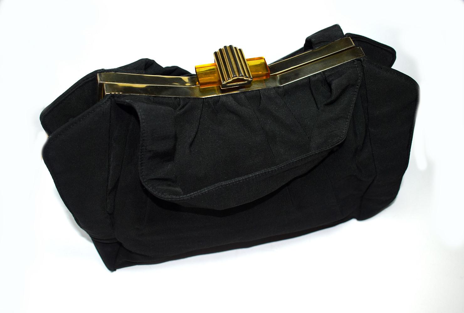 Wunderschöne schwarze Art-Déco-Handtasche aus Grosgrain mit geometrischer Anmutung. Sie stammt aus den 1930er Jahren und ist in einem sehr guten Zustand, wenn man ihr Alter bedenkt. Diese Tasche hat eine ungewöhnliche Form, ein Rechteck mit Winkeln