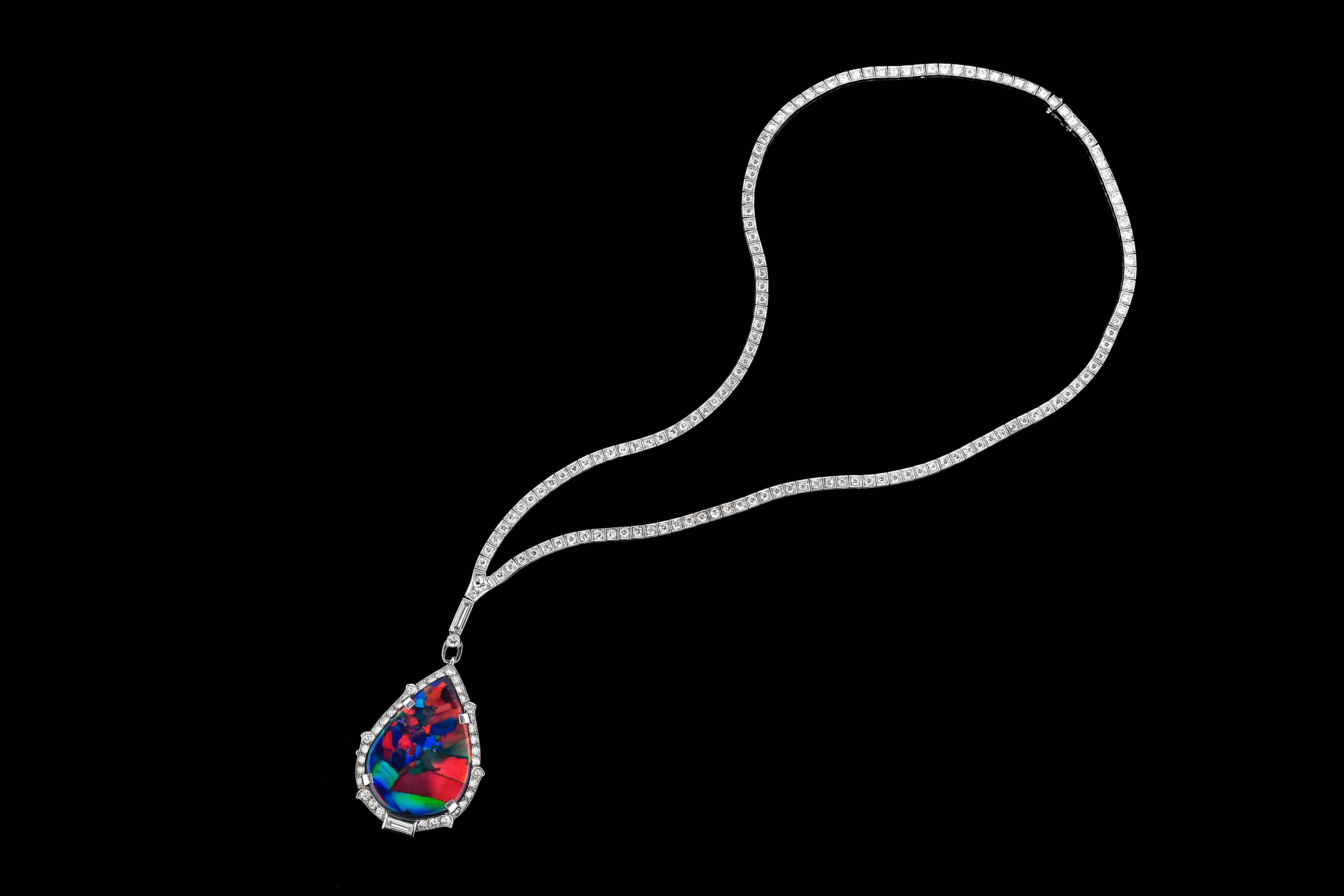 Art déco Pendentif Art Déco en platine serti d'opales arlequin noires et de diamants en vente