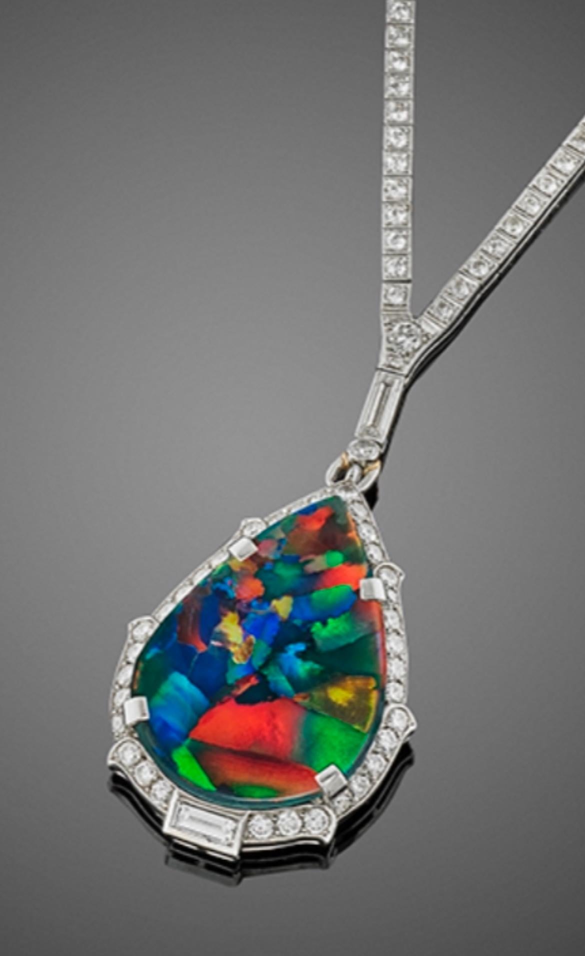 Pendentif Art Déco en opale noire arlequin et diamants, serti en platine avec 214 diamants d'environ 10,80 CTS, dont des diamants ronds de taille brillant vintage et deux diamants baguette de taille conique. Lettre notable de l'AGL incluse dans les