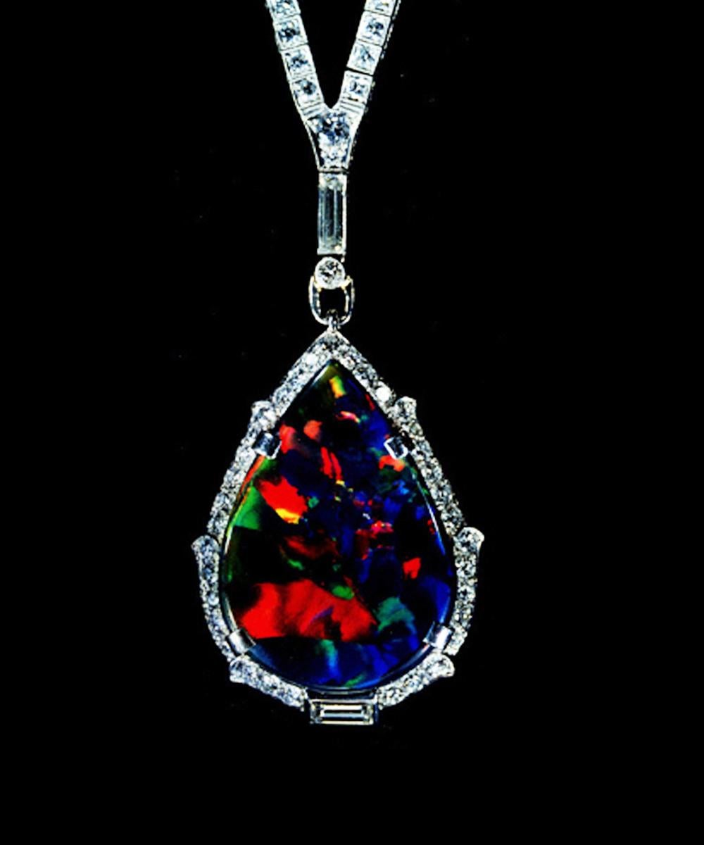 Pendentif Art Déco en platine serti d'opales arlequin noires et de diamants Excellent état - En vente à Naples, FL