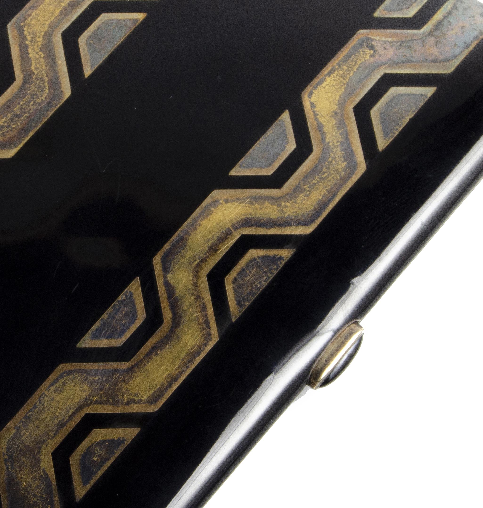 Français Etui à cigarettes Art Déco en laque noire et bronze doré par Jean Dunand, France en vente