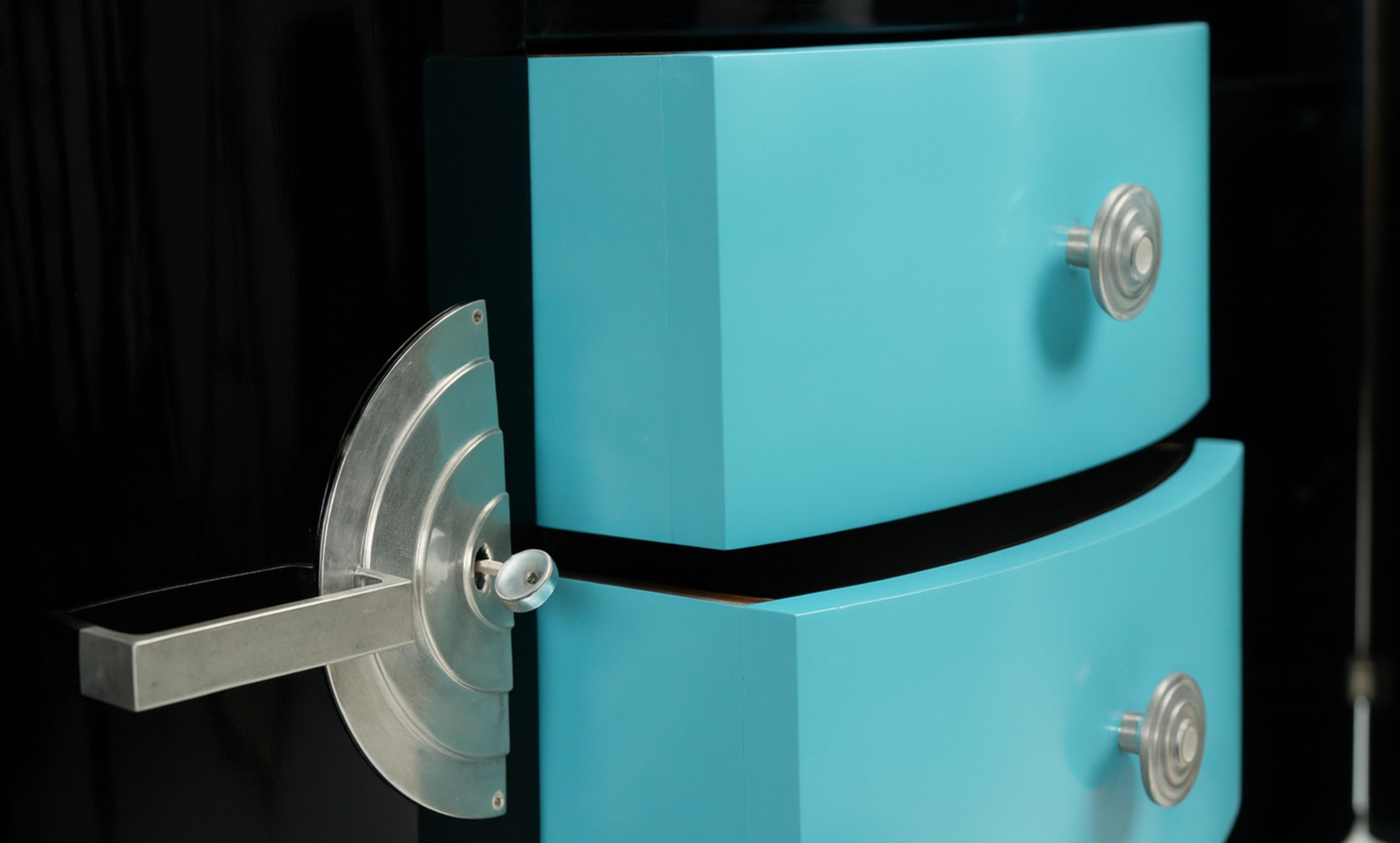 Una grande credenza Art Deco degli anni '40 presenta una notevole rifinitura in colore nero e blu uovo (colore di riferimento #96ded1). Ha un interno spazioso in cedro con due porte e quattro cassetti per stoviglie e posate. Il pezzo è impreziosito