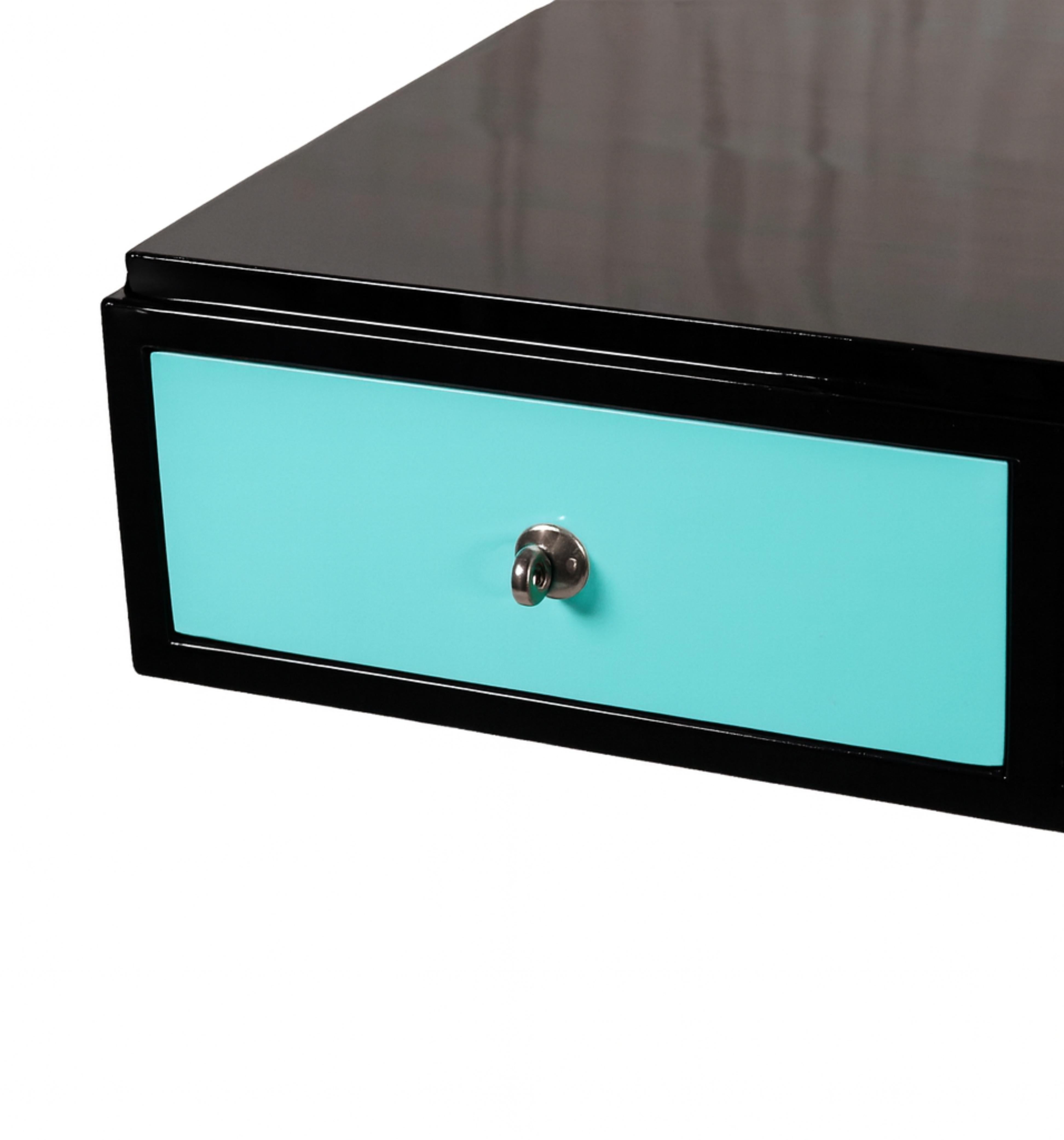 Ein exquisites, poliertes blaues Ei (Farbreferenz #96DED1) und schwarzer Lack, der von einem Meisterhandwerker fertiggestellt wurde. Dieser Art-Déco-Schreibtisch besteht aus einer Struktur aus Nussbaumholz mit einem Sockel aus verchromtem Gusseisen,