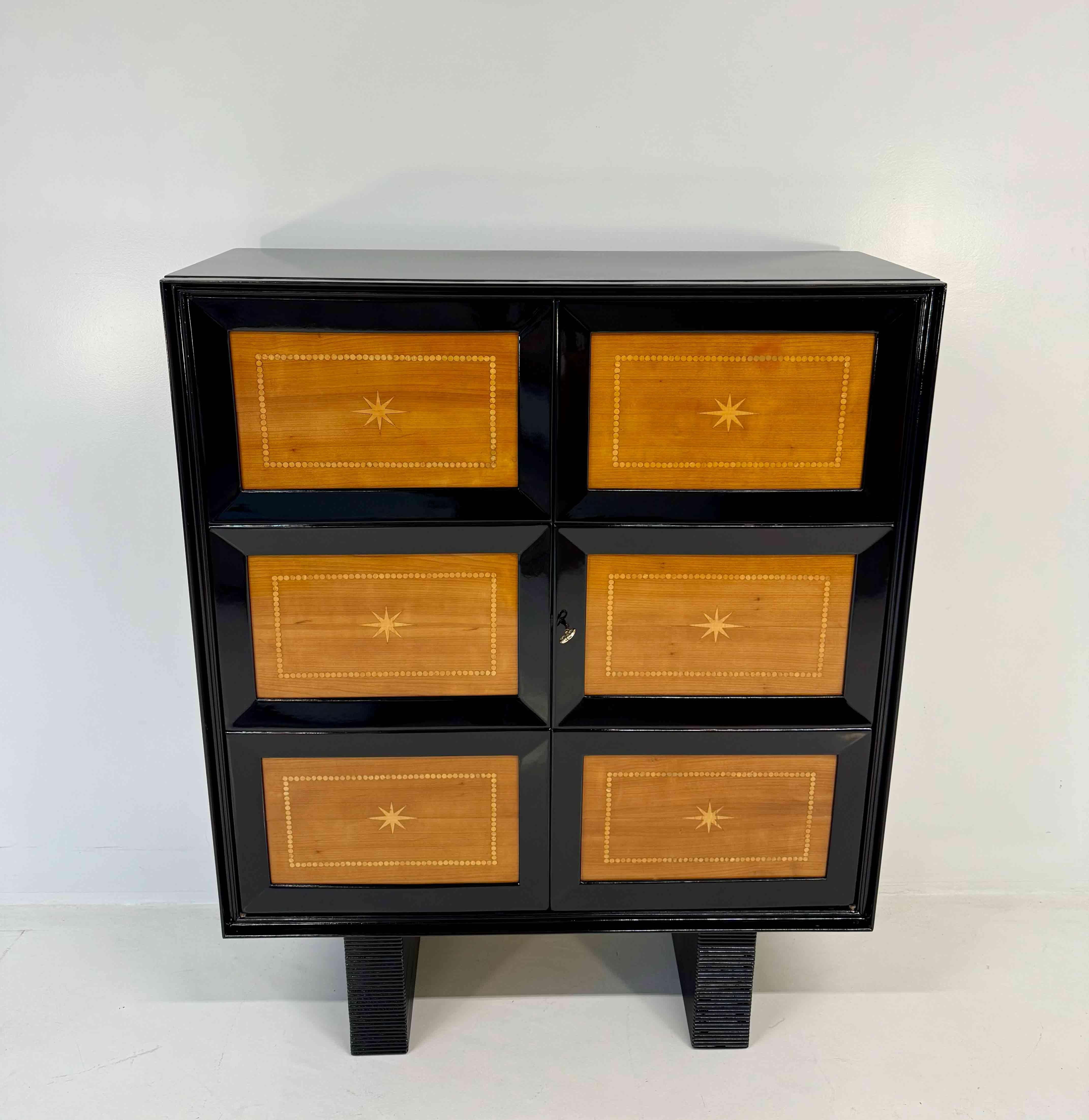 Gabinete Art Decó de laca negra, madera de cerezo y arce, Attr. Osvaldo Borsani, 50' Italiano en venta