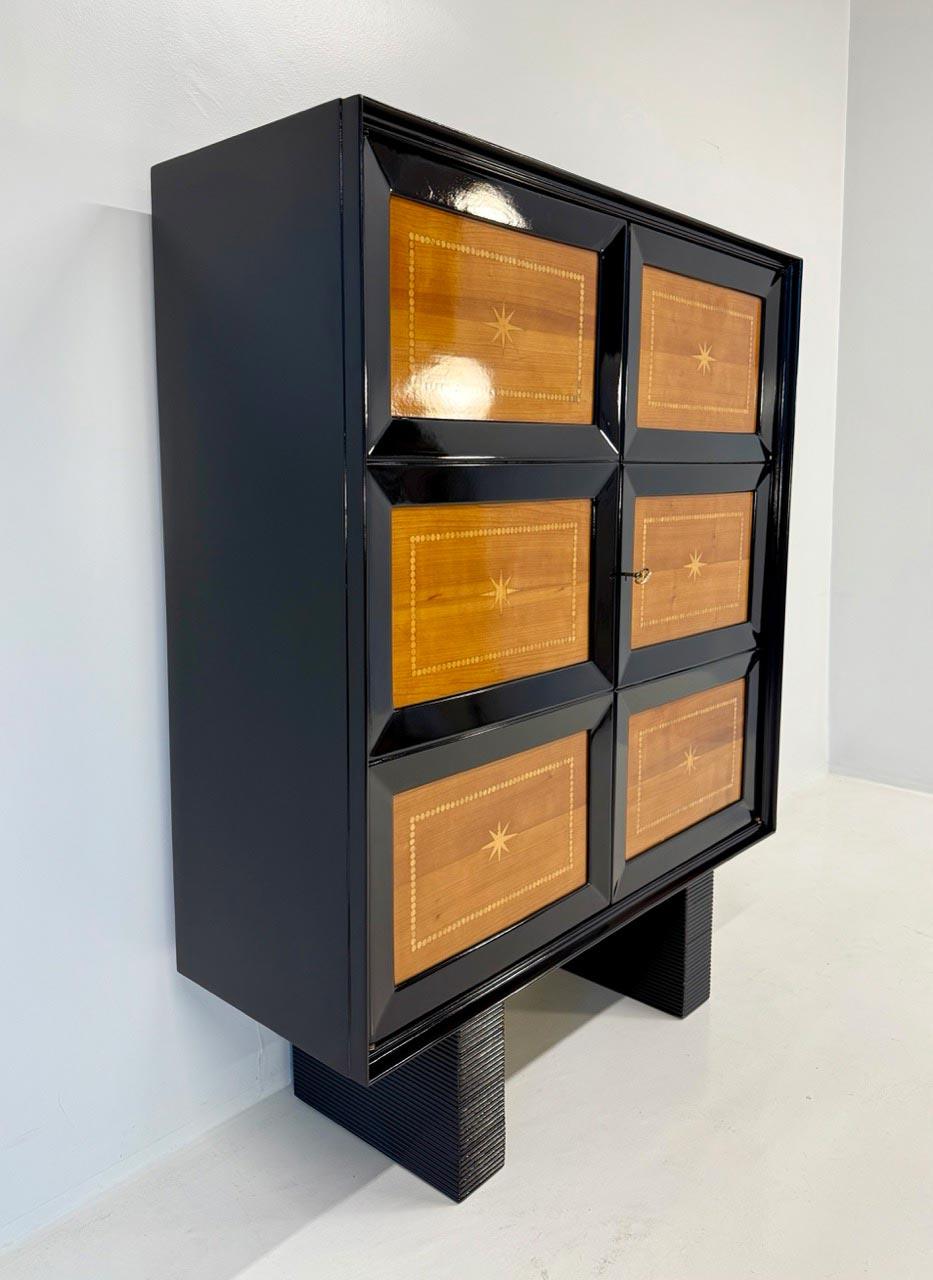Gabinete Art Decó de laca negra, madera de cerezo y arce, Attr. Osvaldo Borsani, 50' Arce en venta