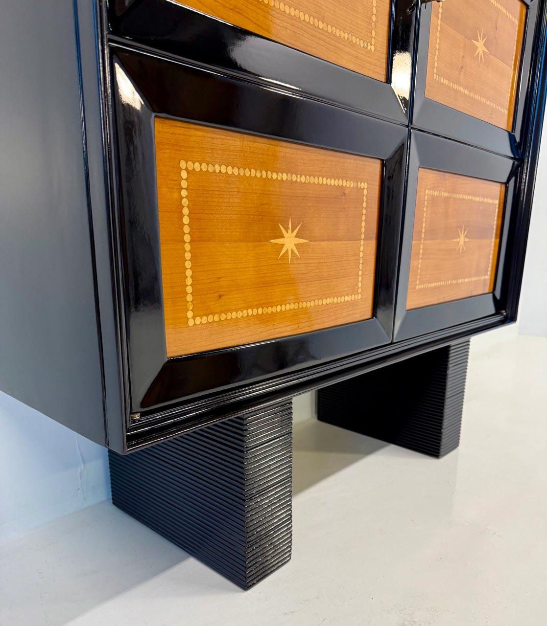 Gabinete Art Decó de laca negra, madera de cerezo y arce, Attr. Osvaldo Borsani, 50' en venta 1