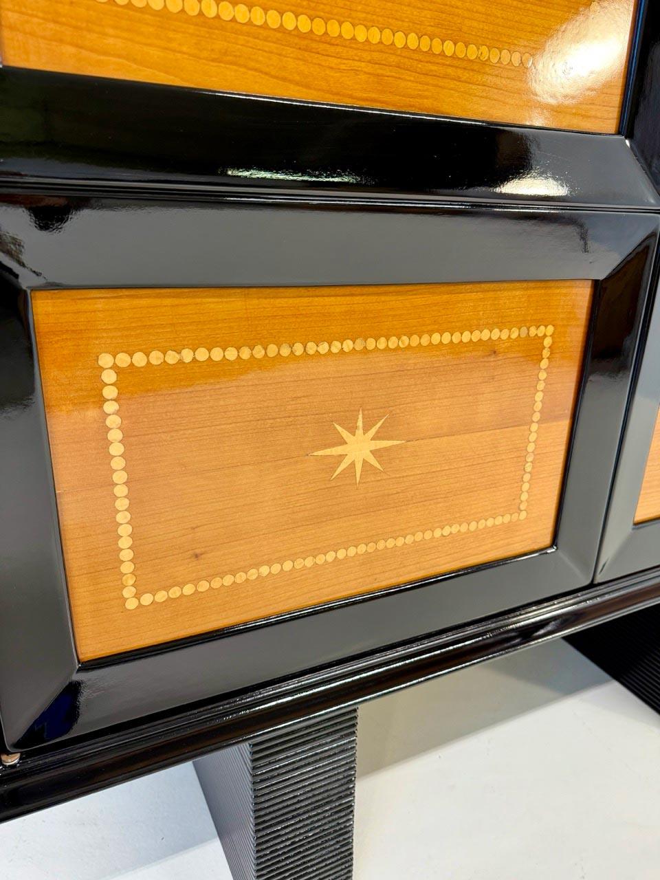 Gabinete Art Decó de laca negra, madera de cerezo y arce, Attr. Osvaldo Borsani, 50' en venta 2