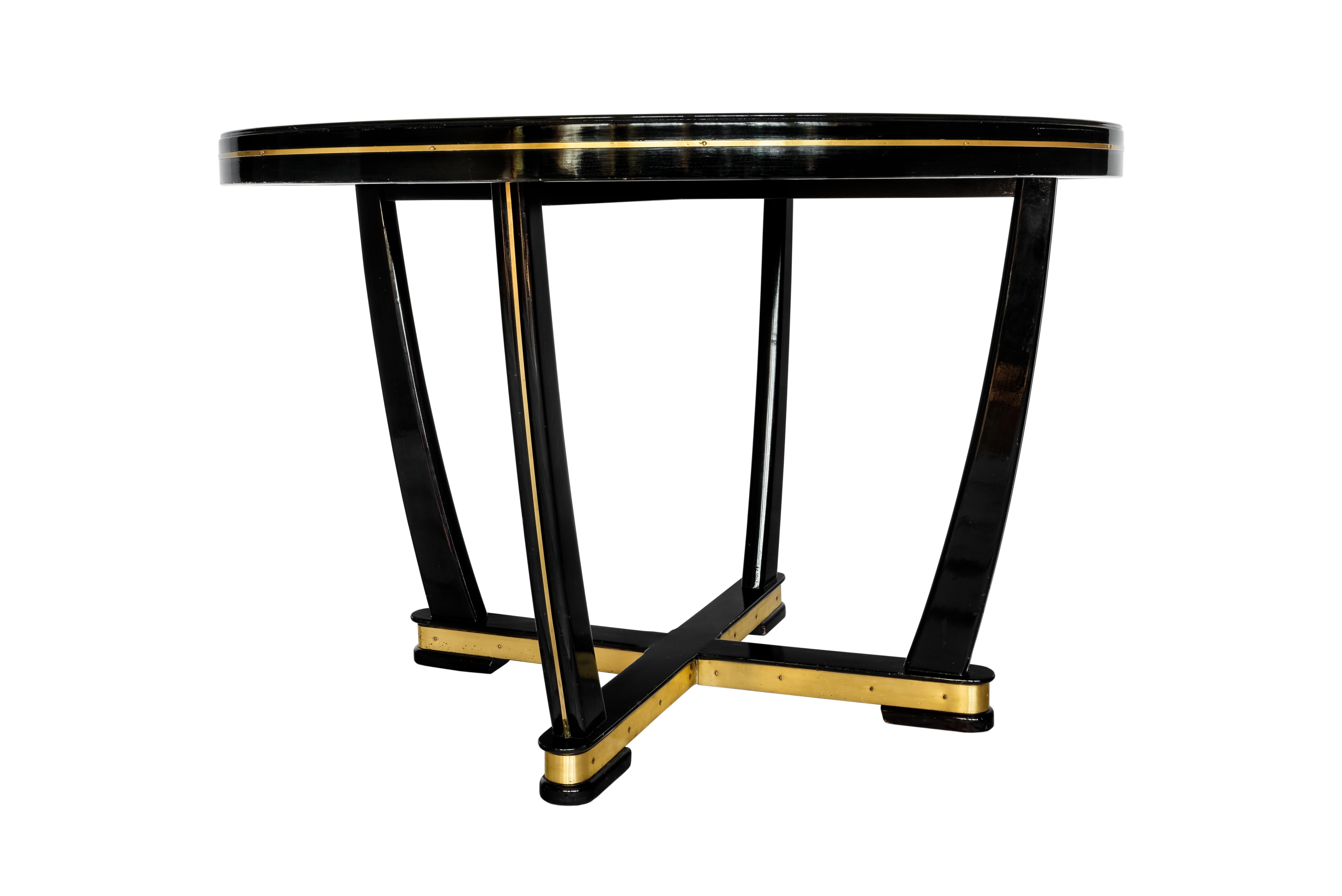 Art Deco Black Lacquer Coffee Table attributed to Jean-Henri Jansen for Maison Jansen, Paris, circa 1925.
Elegant Art Deco side table or coffee table from the 1920s.
It Impresses with its simple but elegant design with filigree legs and high-quality