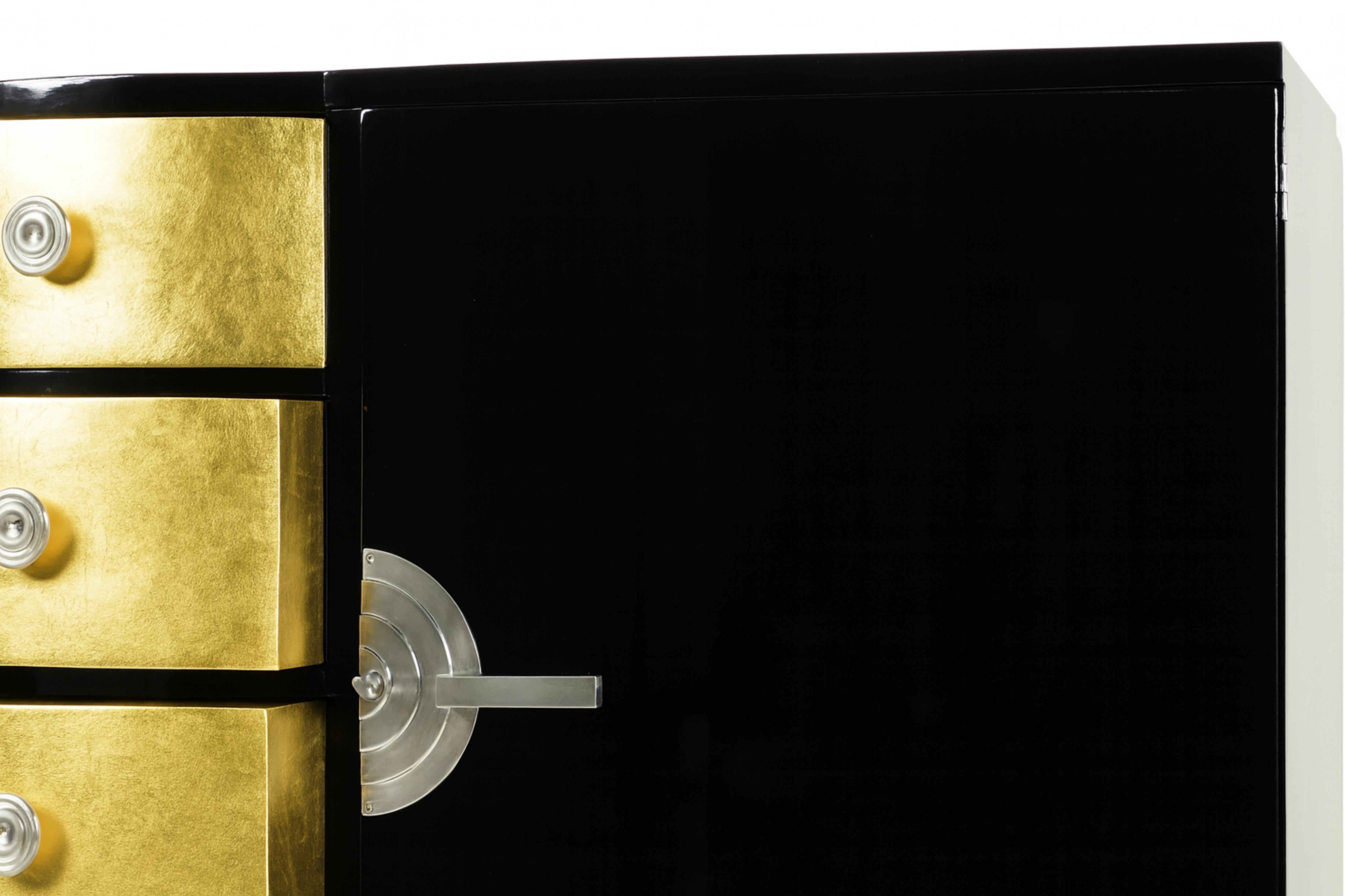 Una grande credenza Art Deco degli anni '40 presenta una notevole rifinitura in colore nero lucido. Ha un interno spazioso in cedro con due porte e quattro cassetti per stoviglie e posate. Il pezzo è impreziosito da una ferramenta in ottone