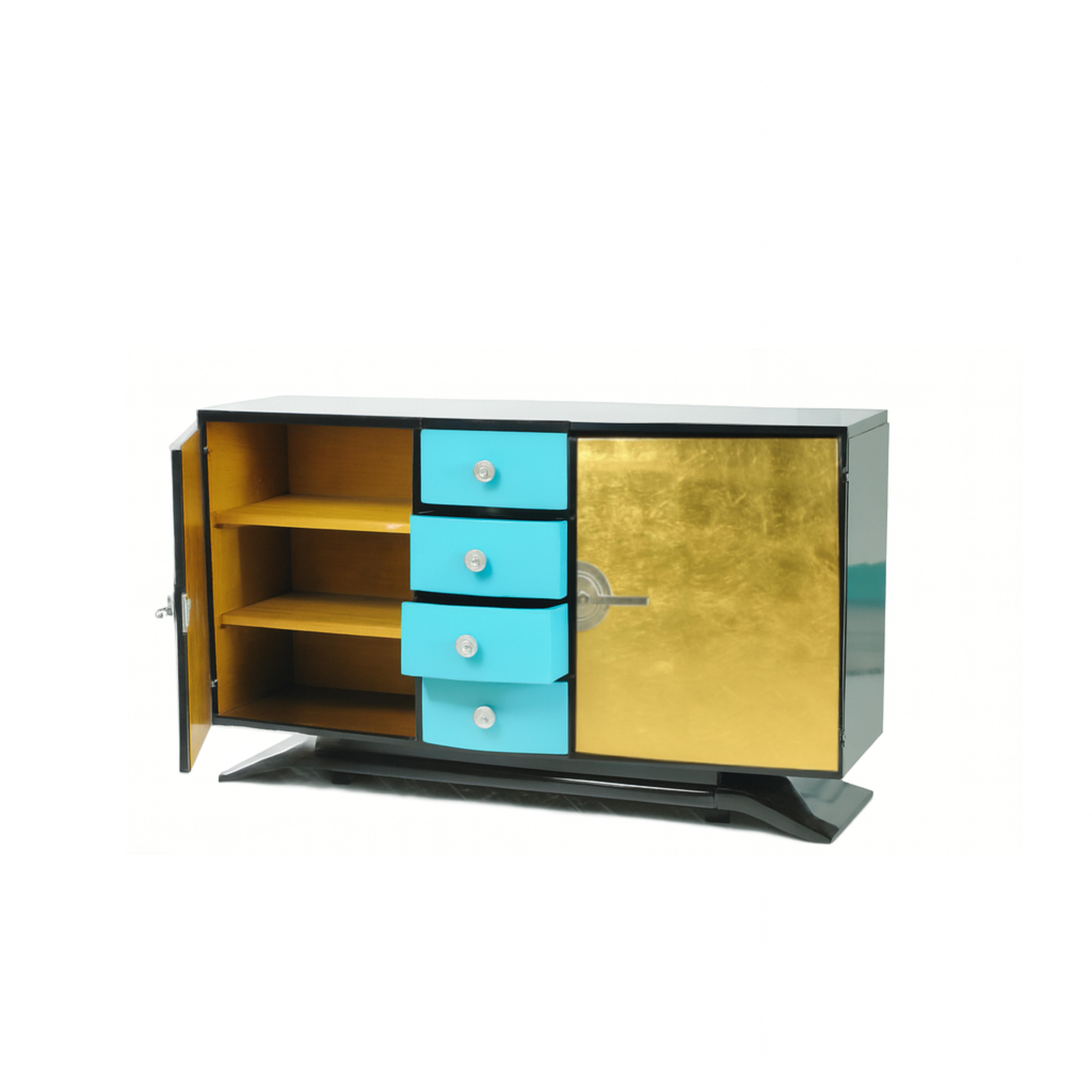 Una grande credenza Art Deco degli anni '40 è caratterizzata da una notevole verniciatura color uovo blu (riferimento colro #96ded1) dorata e nera. Ha un interno spazioso in cedro con due porte e quattro cassetti per stoviglie e posate. Il pezzo è