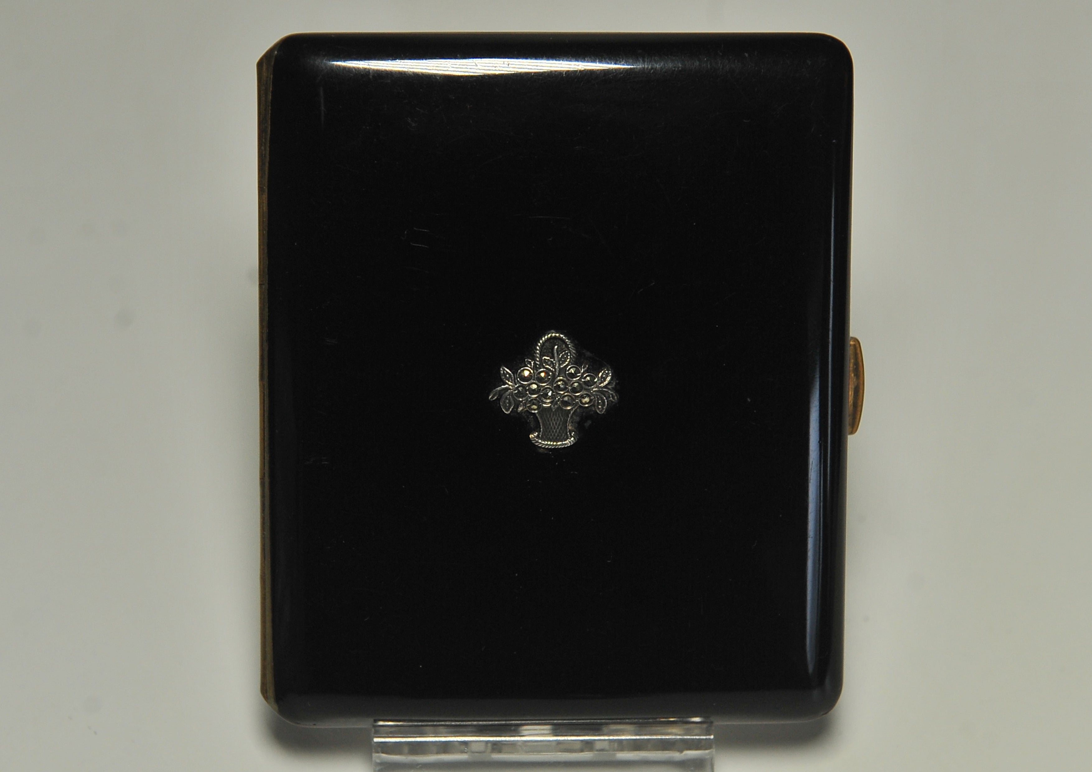 Art Decó Estuche para Cigarrillos y Cerillas de Señoras Laca Negra y Marcasita Años 1930. 
Ambas dentro de un estuche de presentación de piel de zapa. 

El artículo era de la apreciada marca de lujo británica Finnigans of Deansgate Manchester.

La