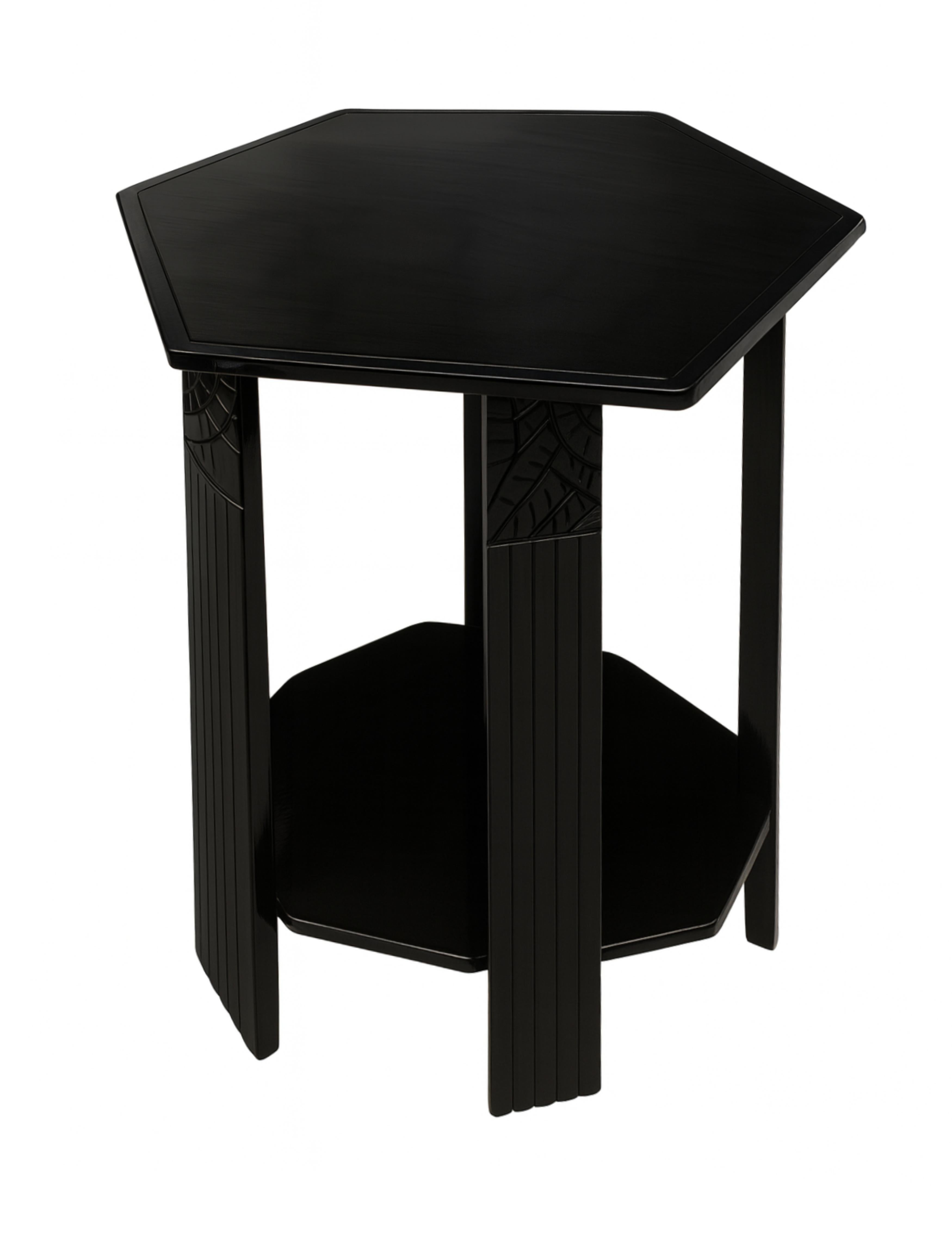 Questo raffinato tavolo esagonale con piedistallo in stile art déco laccato nero unisce forma e funzione con una grazia senza sforzo. Sia che si tratti di un tavolino, di una base d'appoggio o di una consolle, la sua finitura lucida e la sua