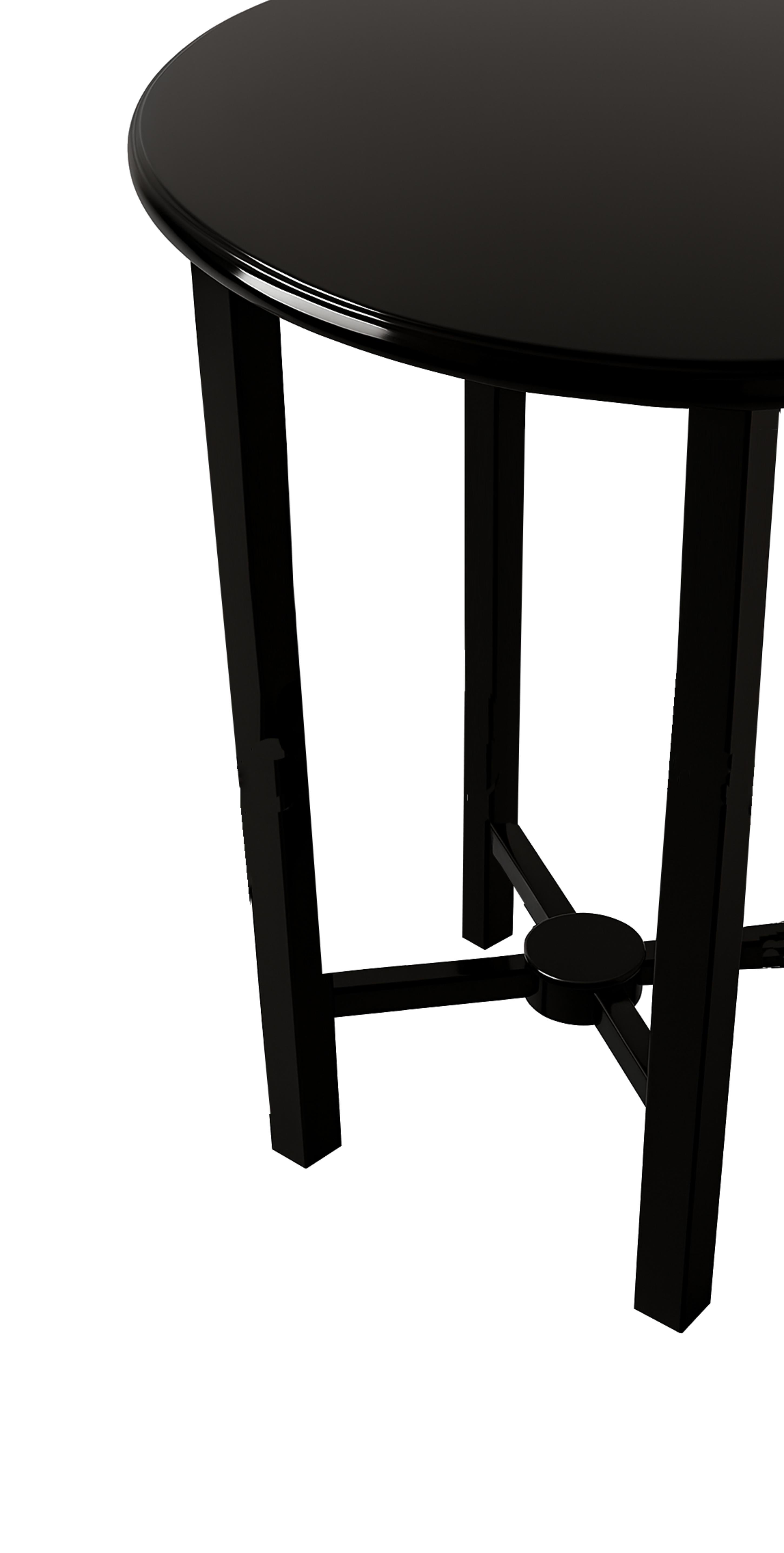Dieser Tisch mit seiner raffinierten Silhouette und seinem Detailreichtum zeichnet sich durch eine elegante schwarze Lackierung mit Hochglanzlack aus, die das Licht schön einfängt. Perfekt proportioniert, um jedes Interieur zu ergänzen, von
